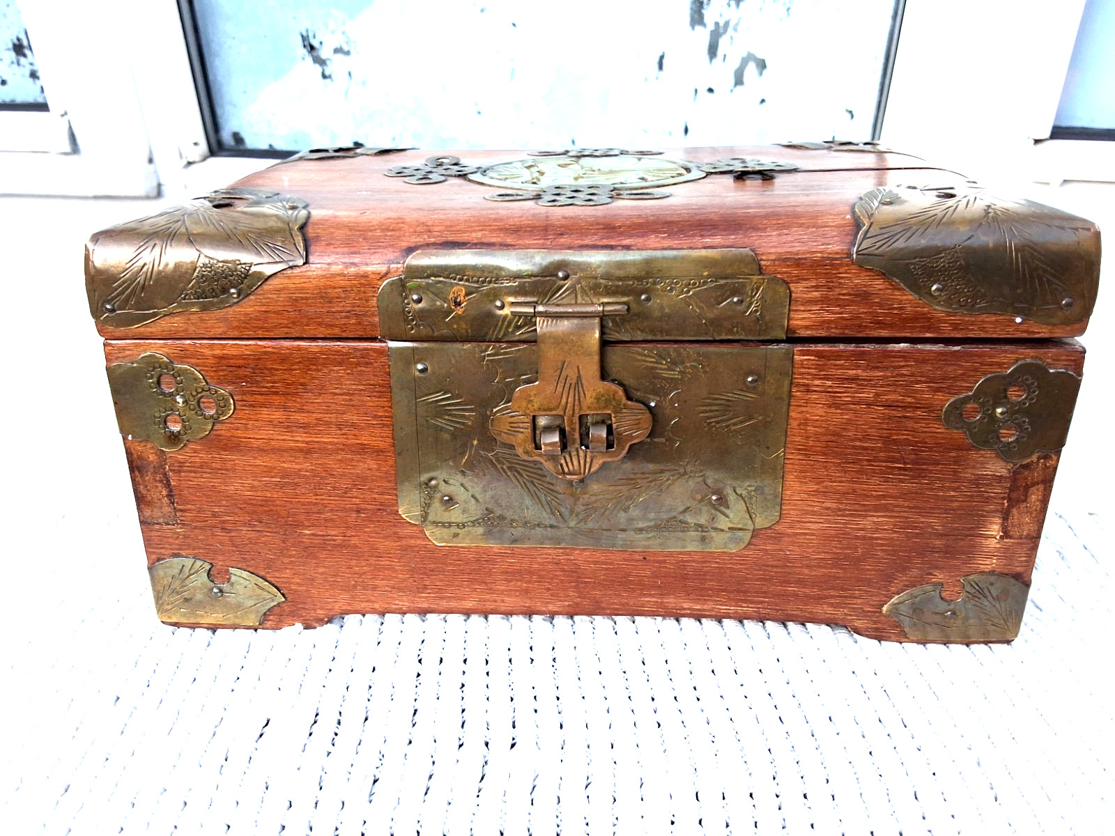 VINTAGE BRASS INLAID CHINESE WOODEN JEWELLERY TRINKET BOX with INNER TRAY