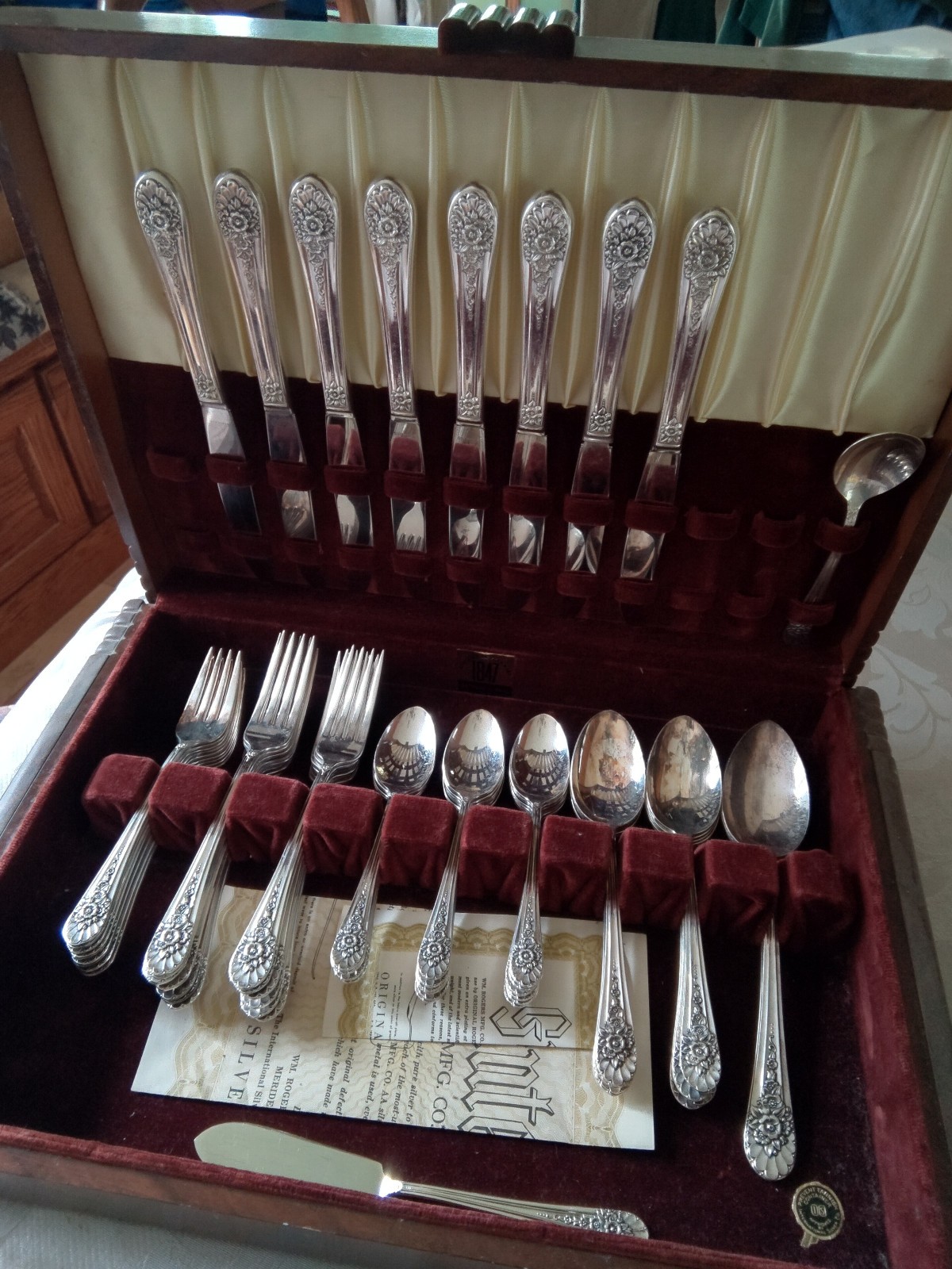 EXCELLENT! 1953 Jubilee Rogers Intl 59 pc silverplate flatware set COA + case!