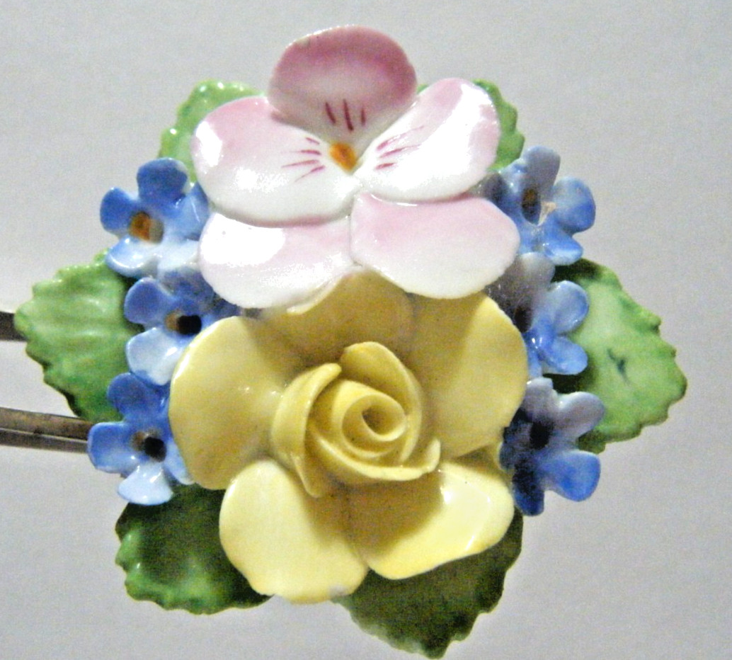 Antique Button ceramic cluster of flowers metal shank England 1.6/8″