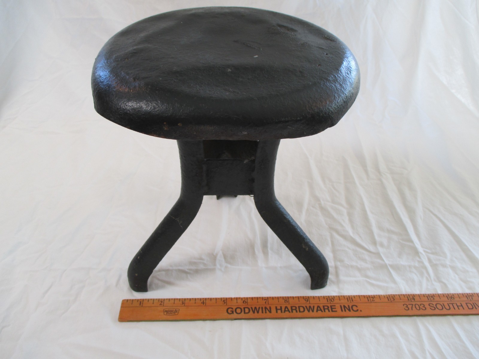 VINTAGE 3 LEGS HEAVY DUTY METAL BLACK MILKING STOOL RUSTIC PRIMITIVE FARMHOUSE