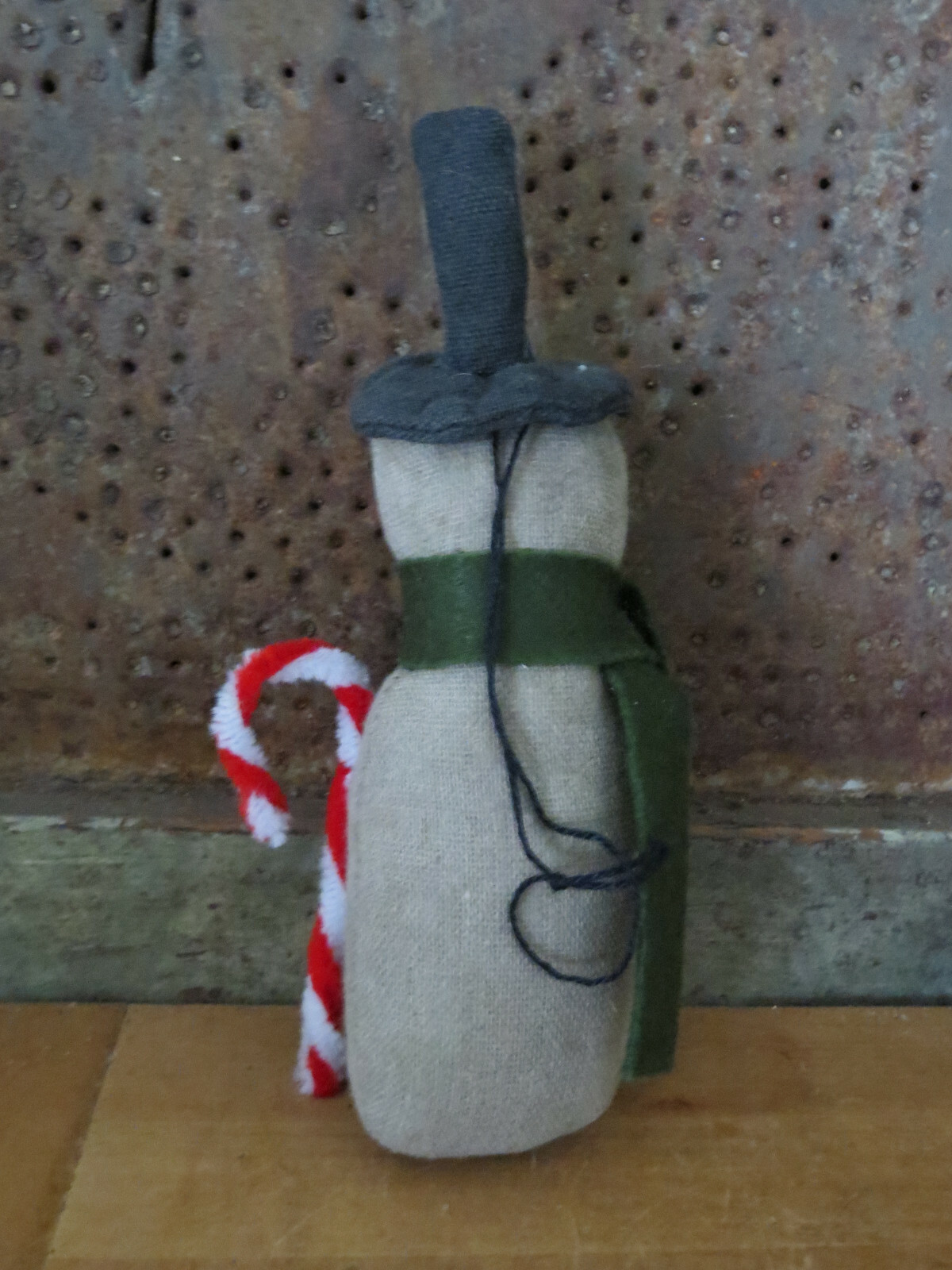Grubby Primitive Tea Stained Christmas SNOWMAN 7″ Primitive Stump Doll w Top hat