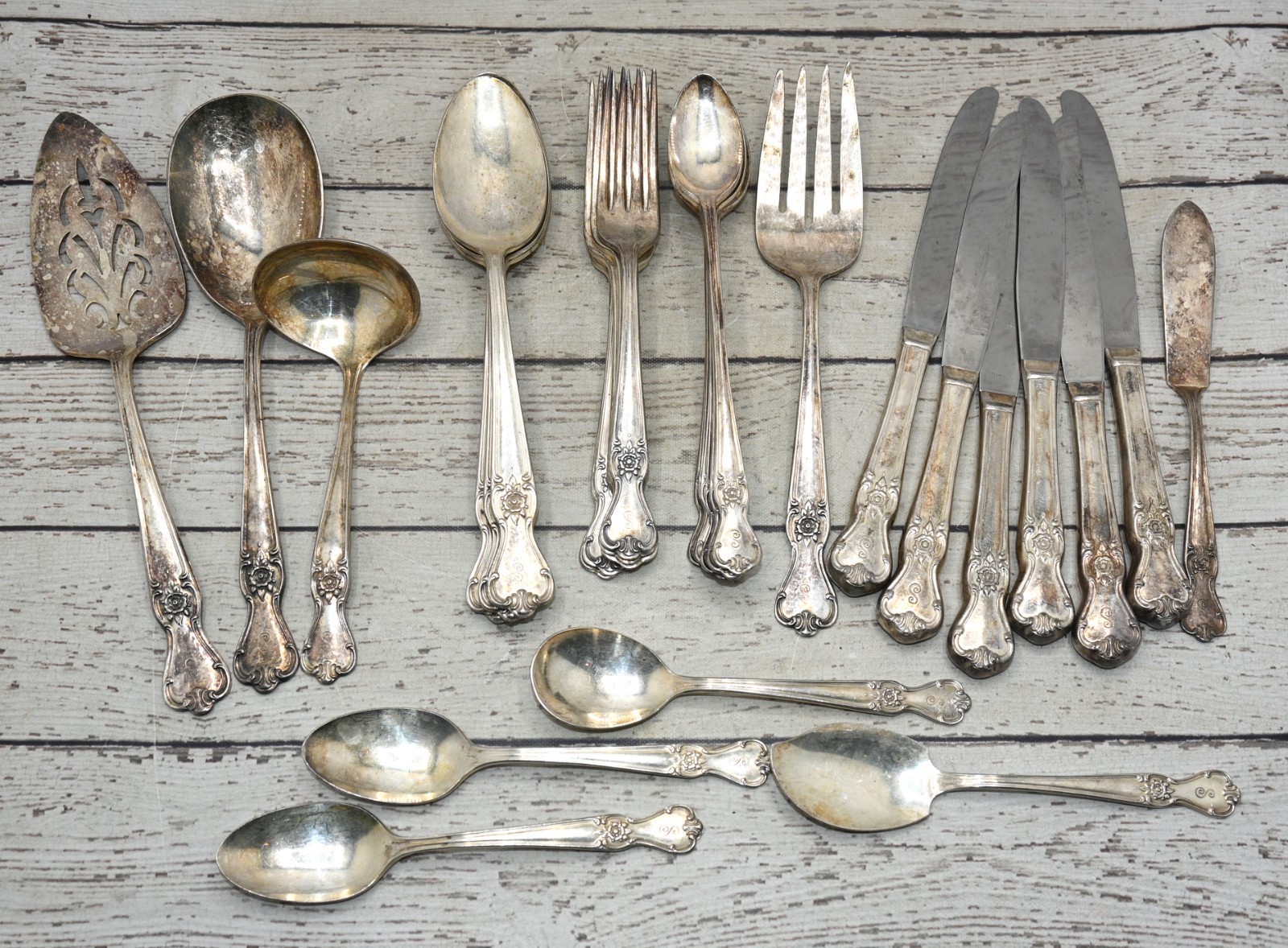 32 Piece Old Company Plate Signature Rose Silverware Flatware 8-Tea Spoons Cake