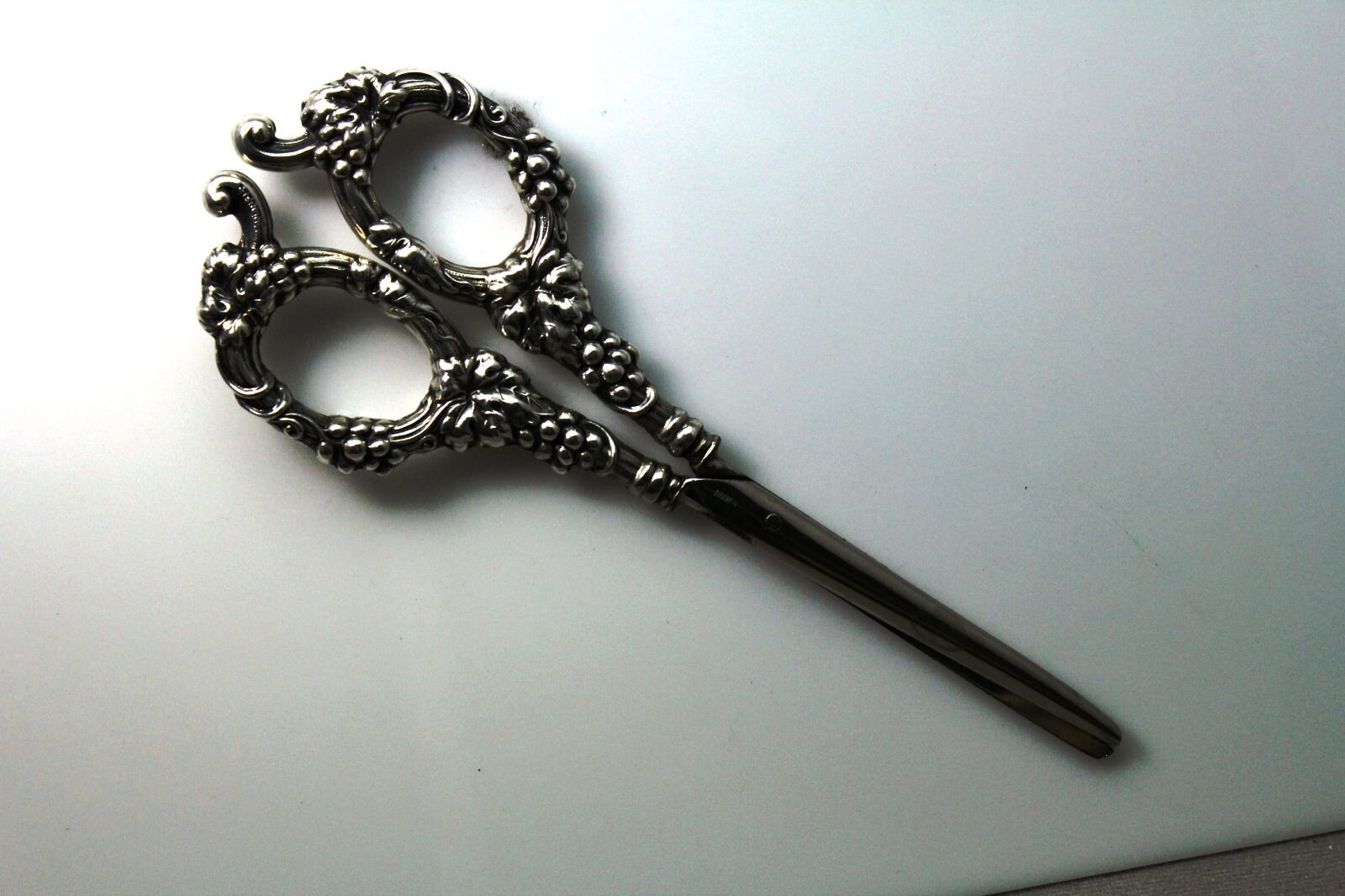 Vintage Stering Silver Grape Vine Design Handle Shears D & B GERMANY (ANT1755)