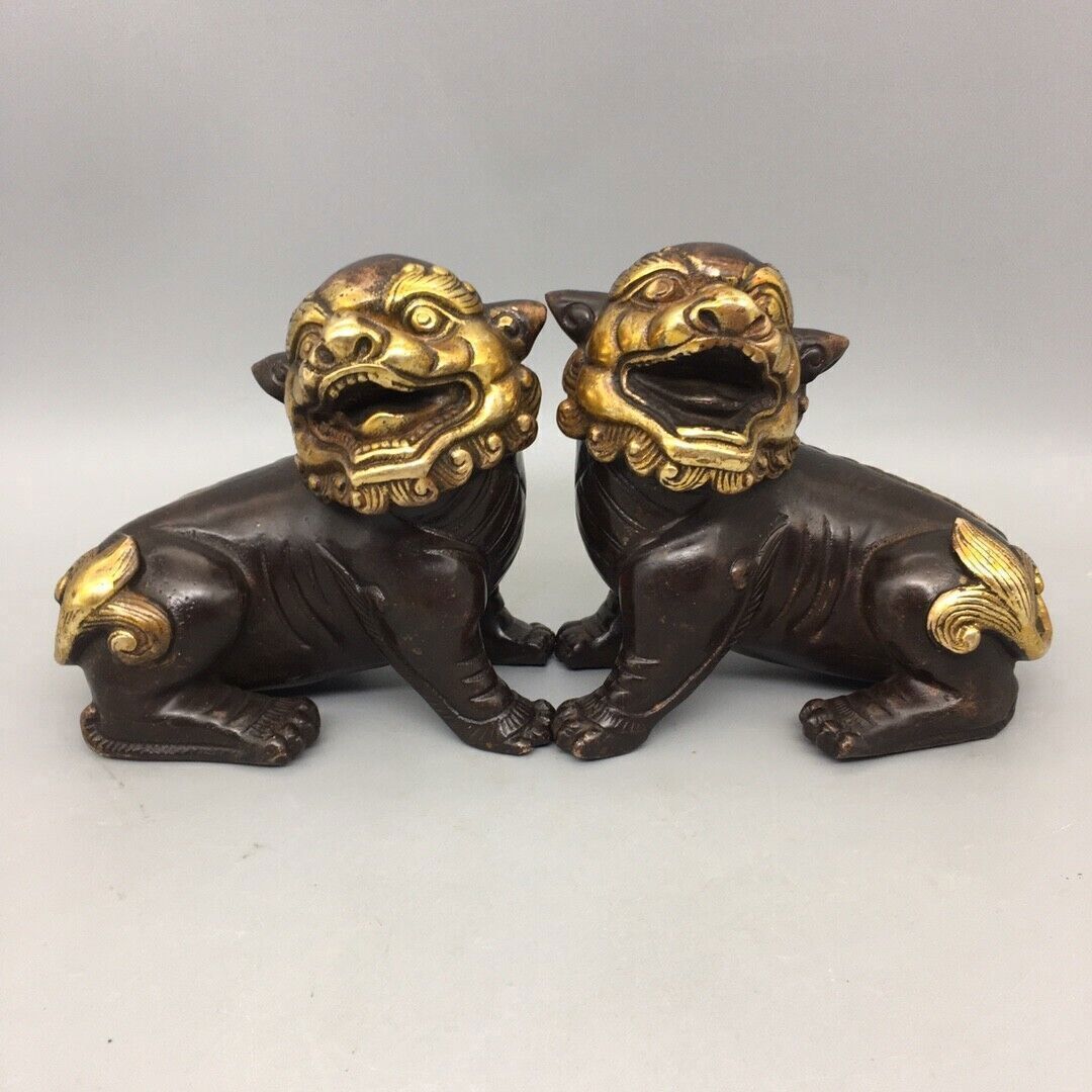 A pair of bronze gilded lion ornaments for collecting antique bronze artifacts