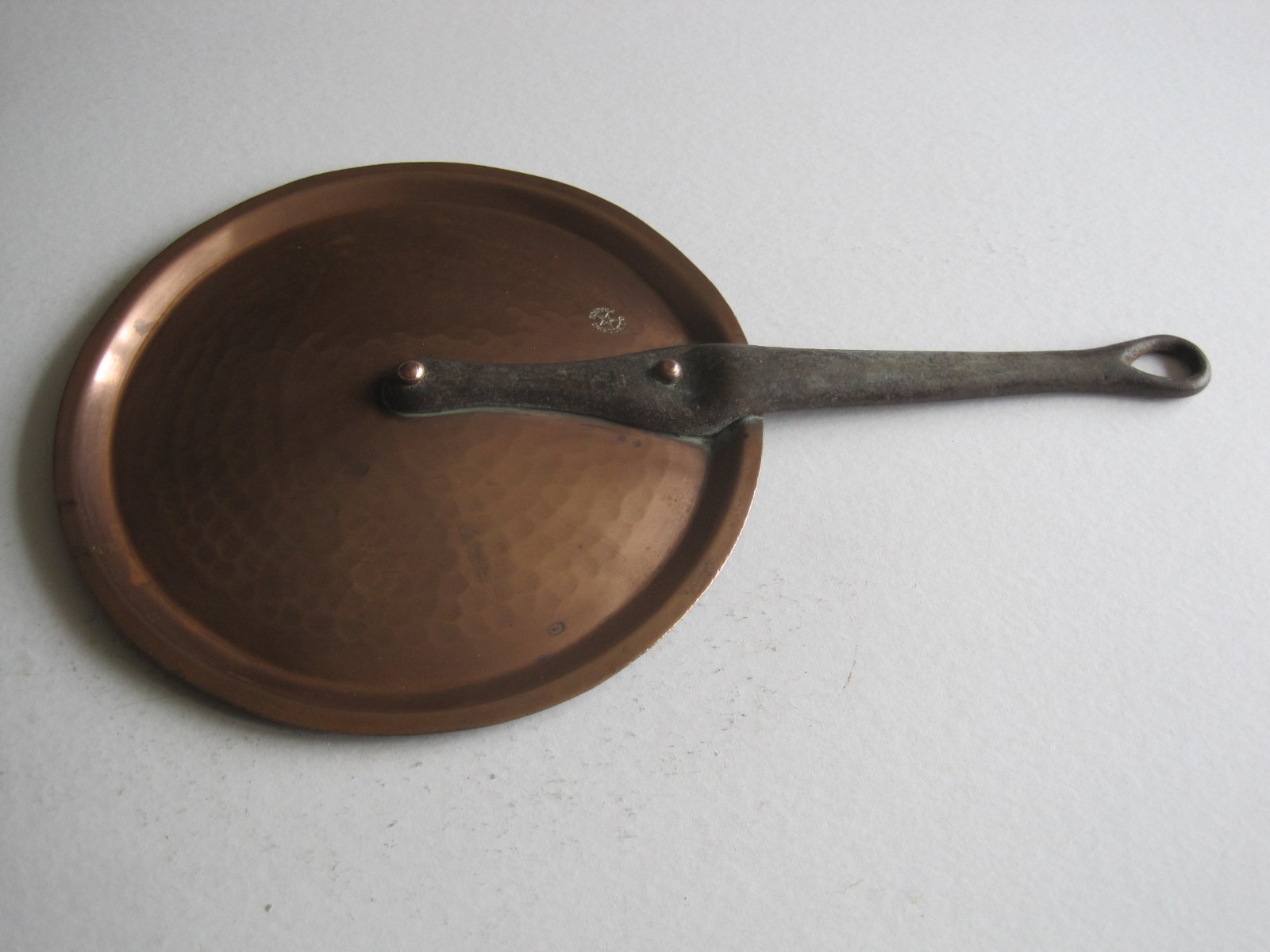 SMALL ANTIQUE FRENCH COPPER PAN LID W/ IRON HANDLE TO SUIT 18.5 CMS DIAMETER PAN