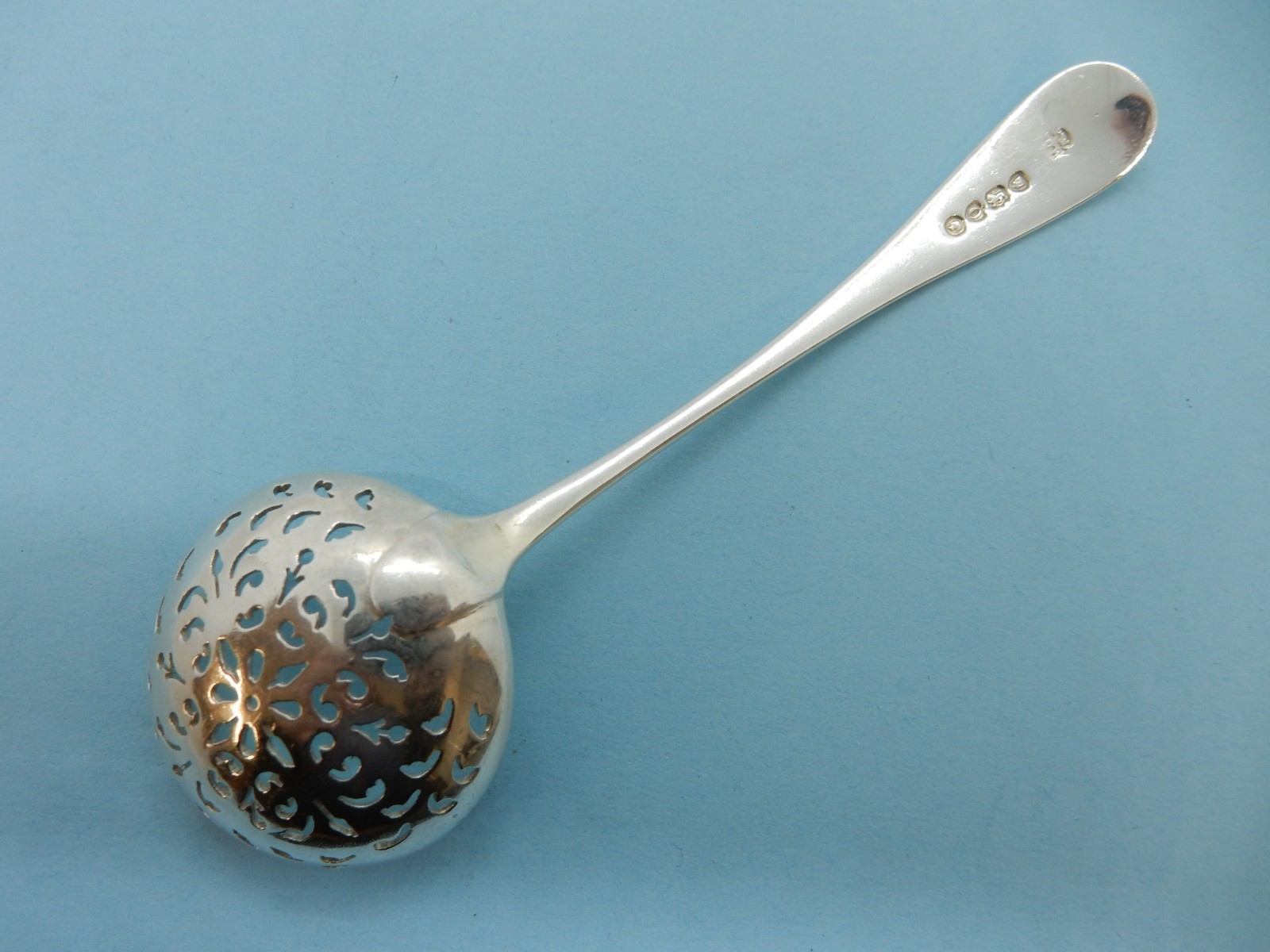 VICTORIAN Sterling SILVER OE Sugar SIFTING Spoon Wakely & Wheeler LONDON 1888