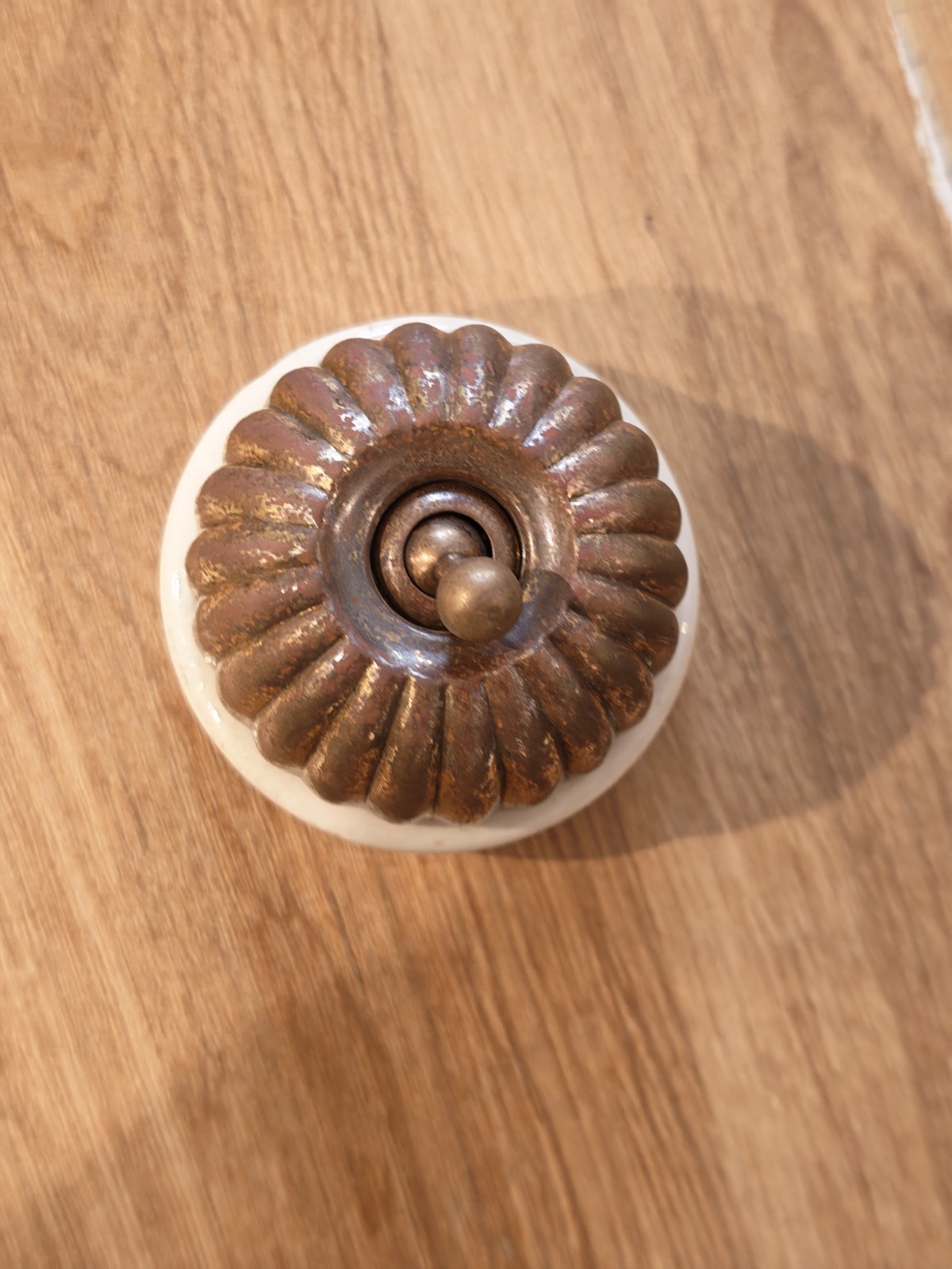 Antique Lektrik Ribbed Brass & Ceramic Dolly Light Switch – Fluted Deco Style