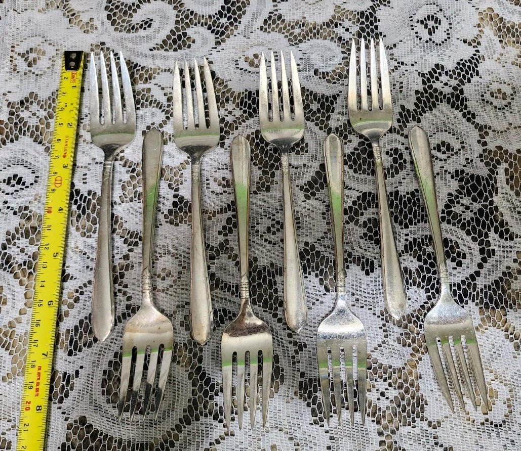 ✅ LOT OF 8 ONEIDA c1935 BERKLEY SQUARE SILVERPLATED SALAD – DESSER FORKS 🥗🍅 🍰