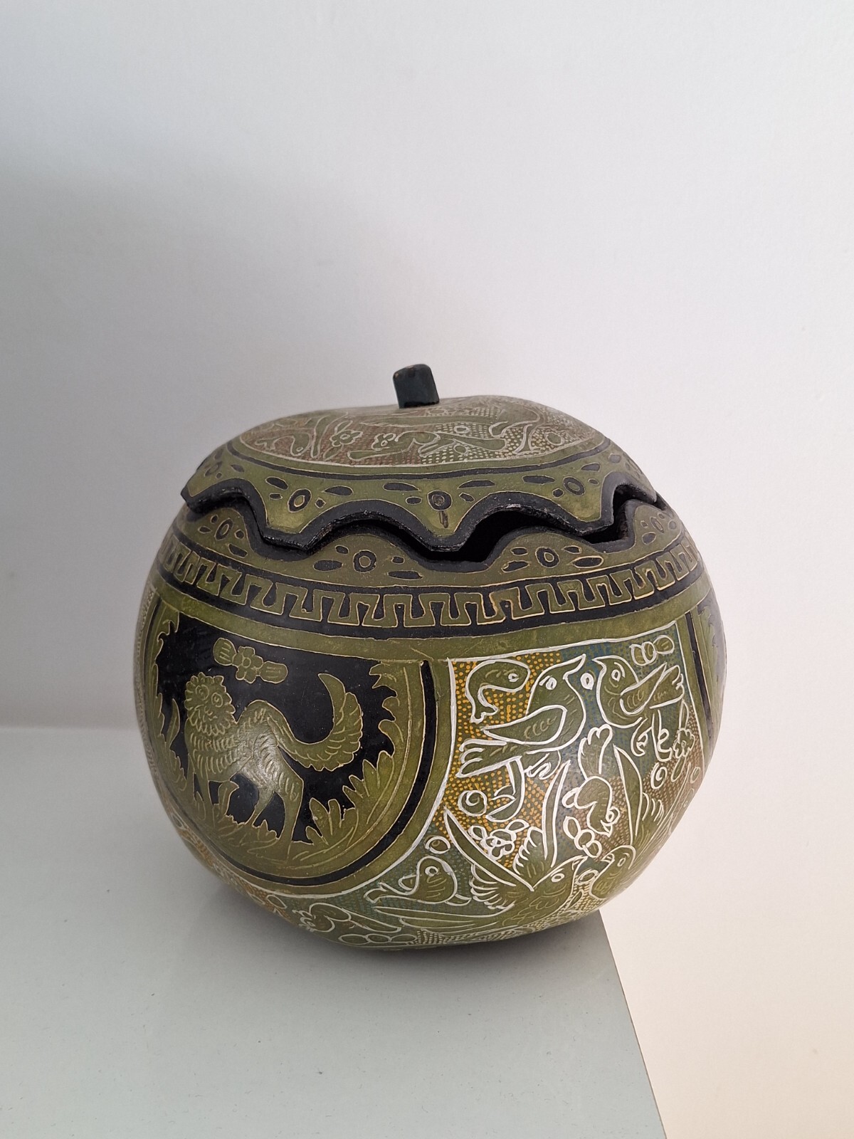 Chinese box with lid, hand painted. Boîte chinoise avec couvercle