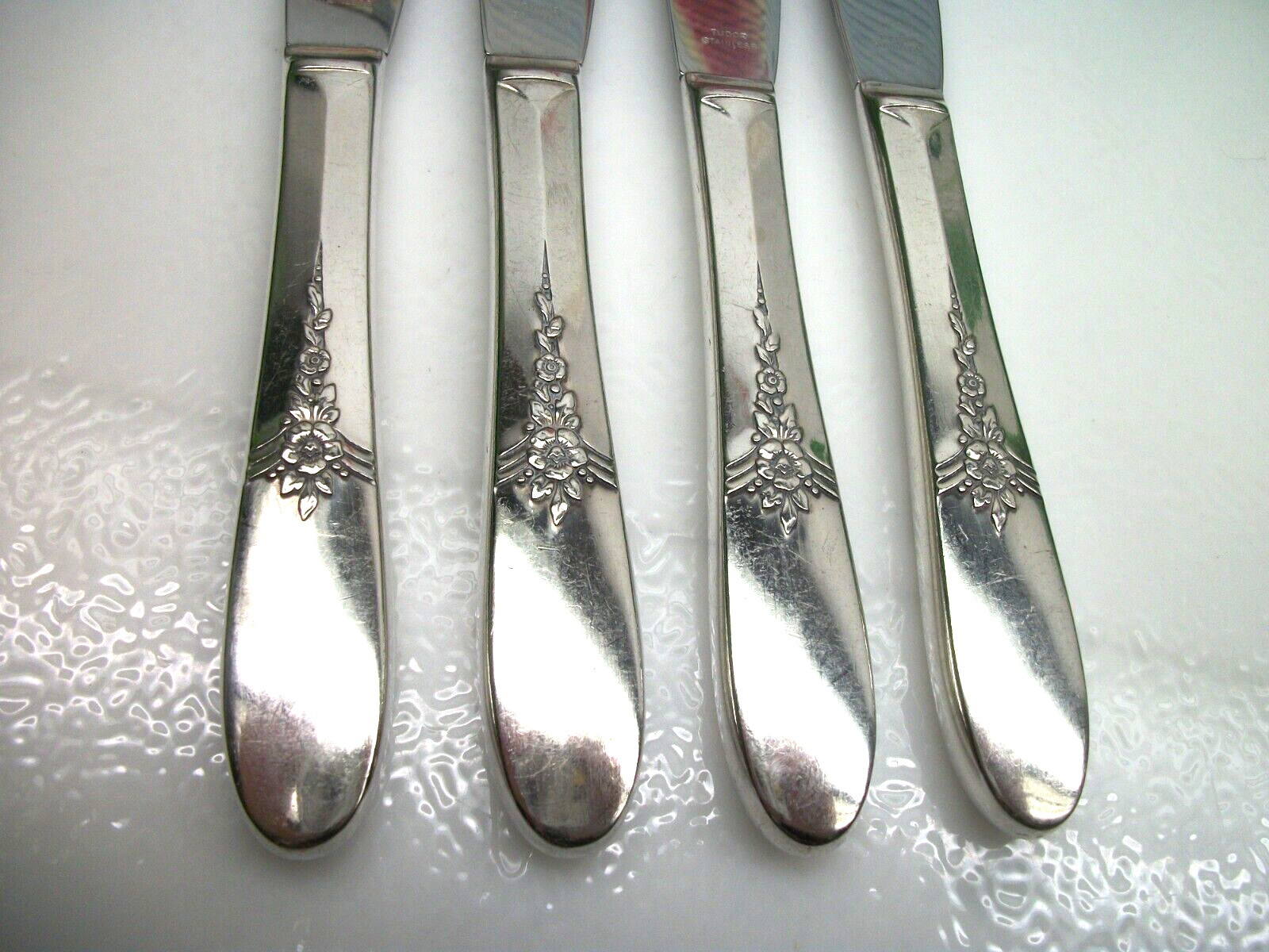 4 Oneida Tudor Plate FANTASY Silverplate 9 3/8″ Dinner Knives 1941