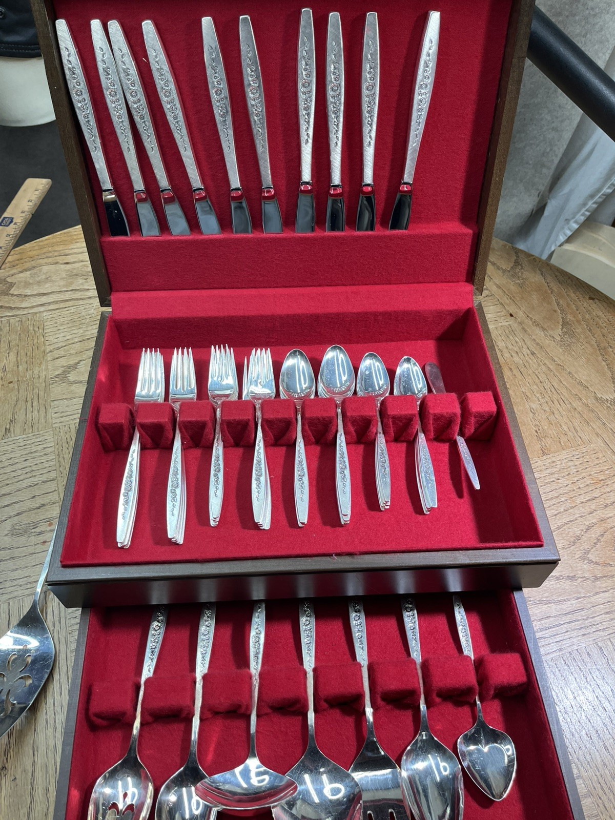 International Deep Silver Laurel Mist Silverplated Flatware Set Service for 10