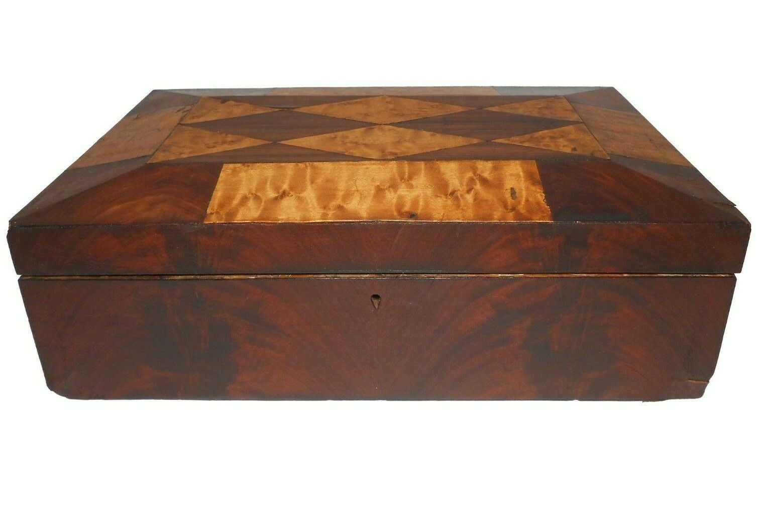 RARE SHAKER 19TH C ANTIQUE FIG’D MAPLE & MAHOGHANY INLAID DIAMOND WD SEWING BOX