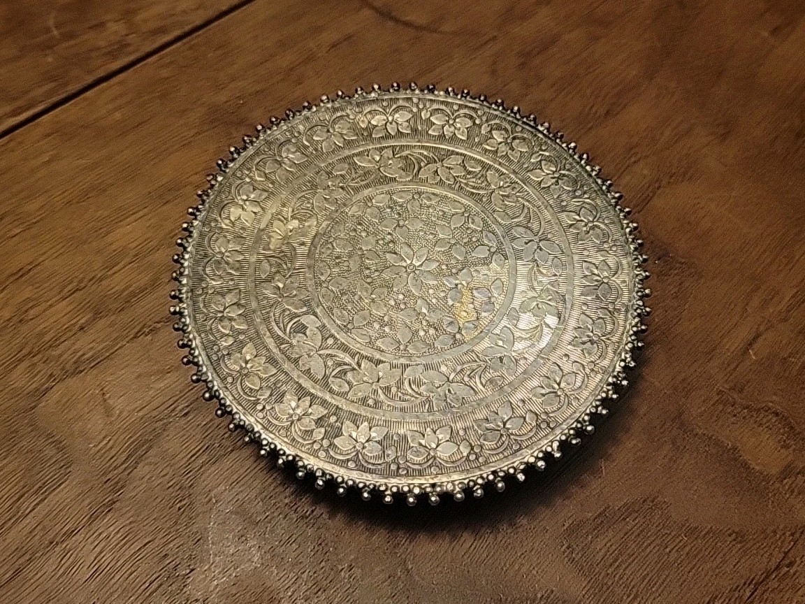 Vintage INDIA Chased Silver POOJA CHOWKI 3.5″ Diety Stand – Round Table Hinduism