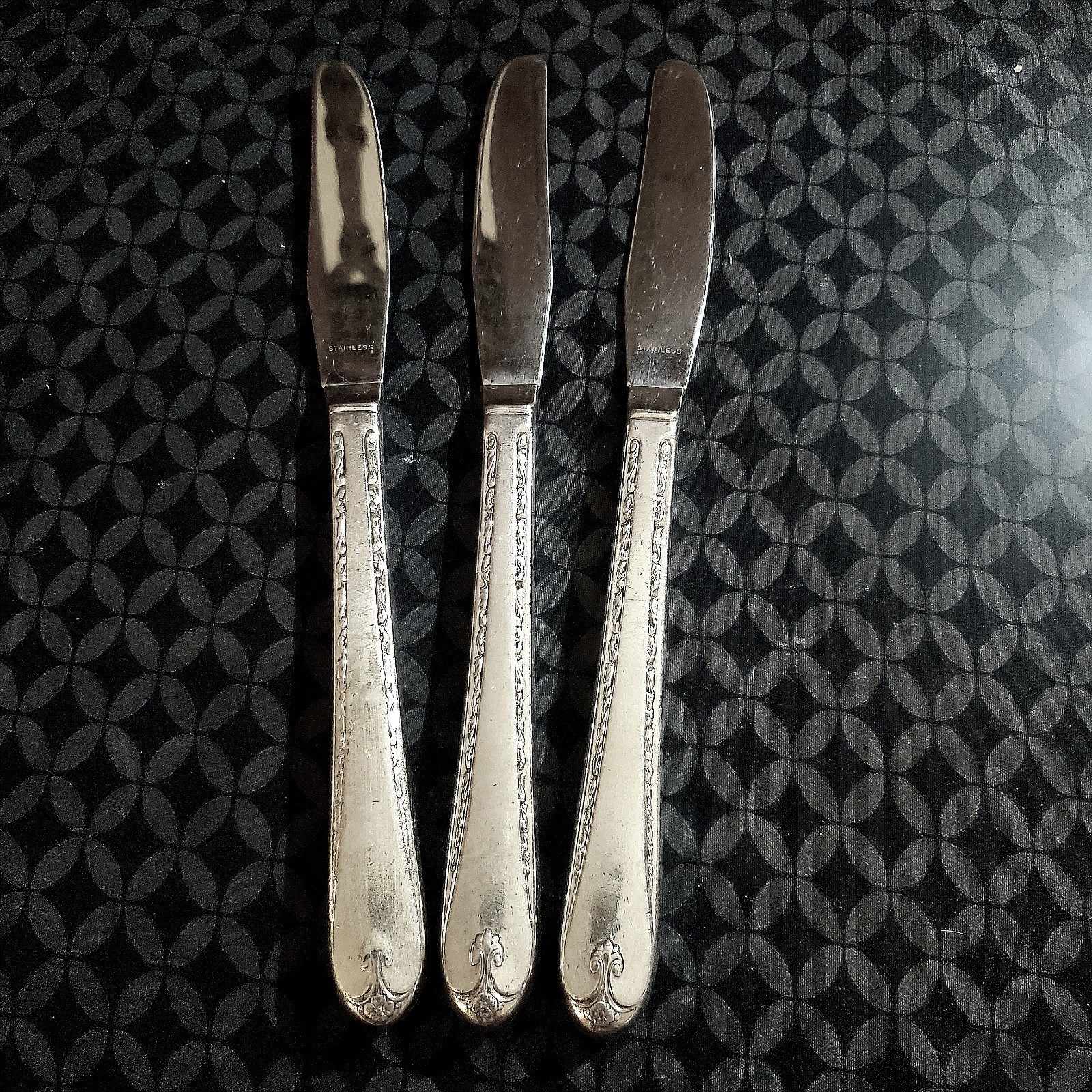 5 ONEIDA PRESTIGE SILVER PLATE LONGCHAMPS CHAUMONT KNIVES 3 Grille, 2 Dinner VTG