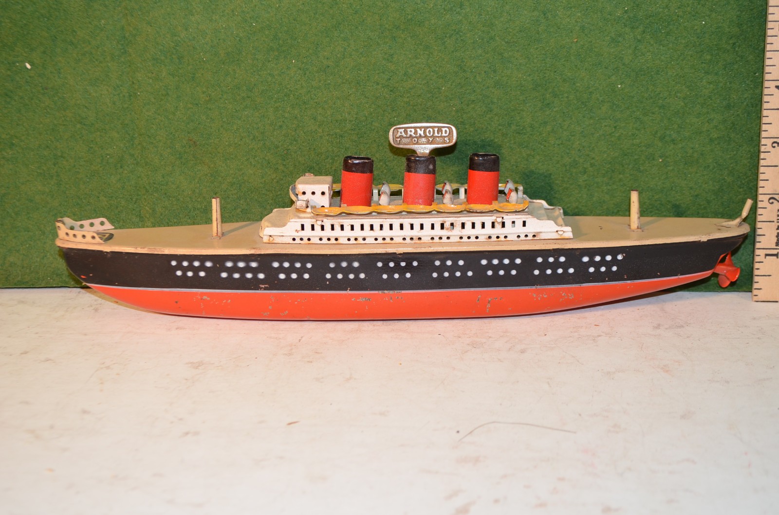 Arnold Toys steamship, 12 1/4″, original key, ex. working condition,little dusty