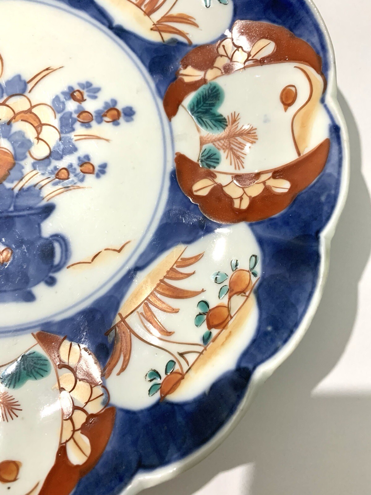 Antique 19th Century Japanese Hand Painted Imari Scalloped Plate 22.5 cm