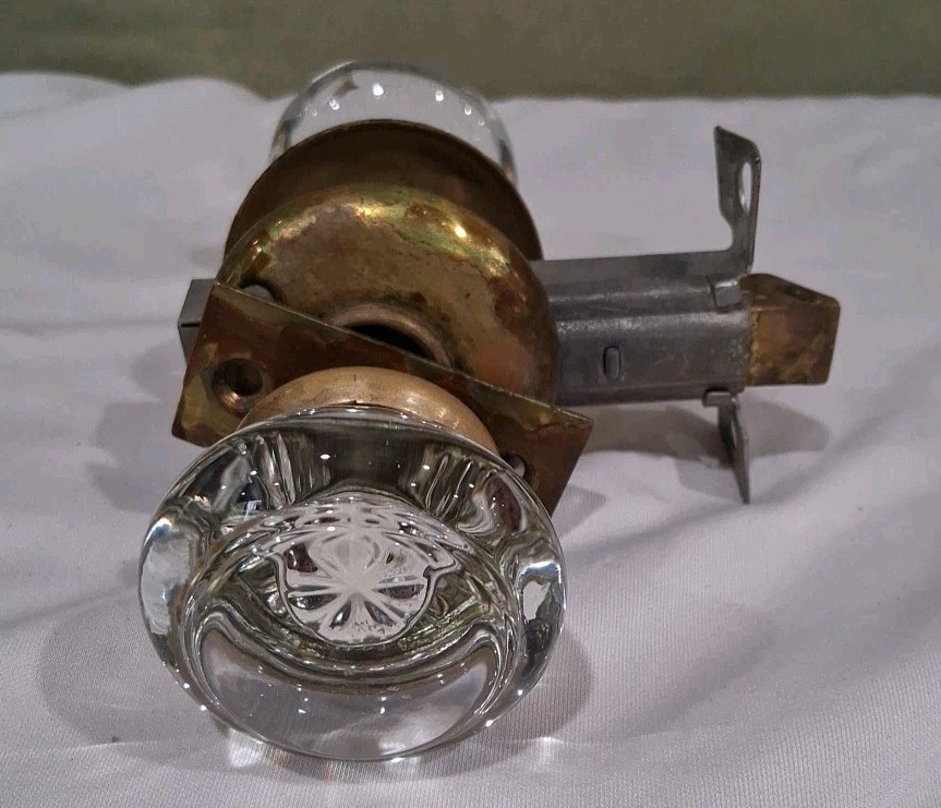 Vtg Antique Smooth Glass Beveled Edge 2″ Door Knobs W/Brass Collar Latch Read