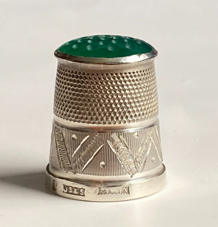 Antique 1922 James Swann Solid Silver Engraved Emerald Green Stone Top Thimble