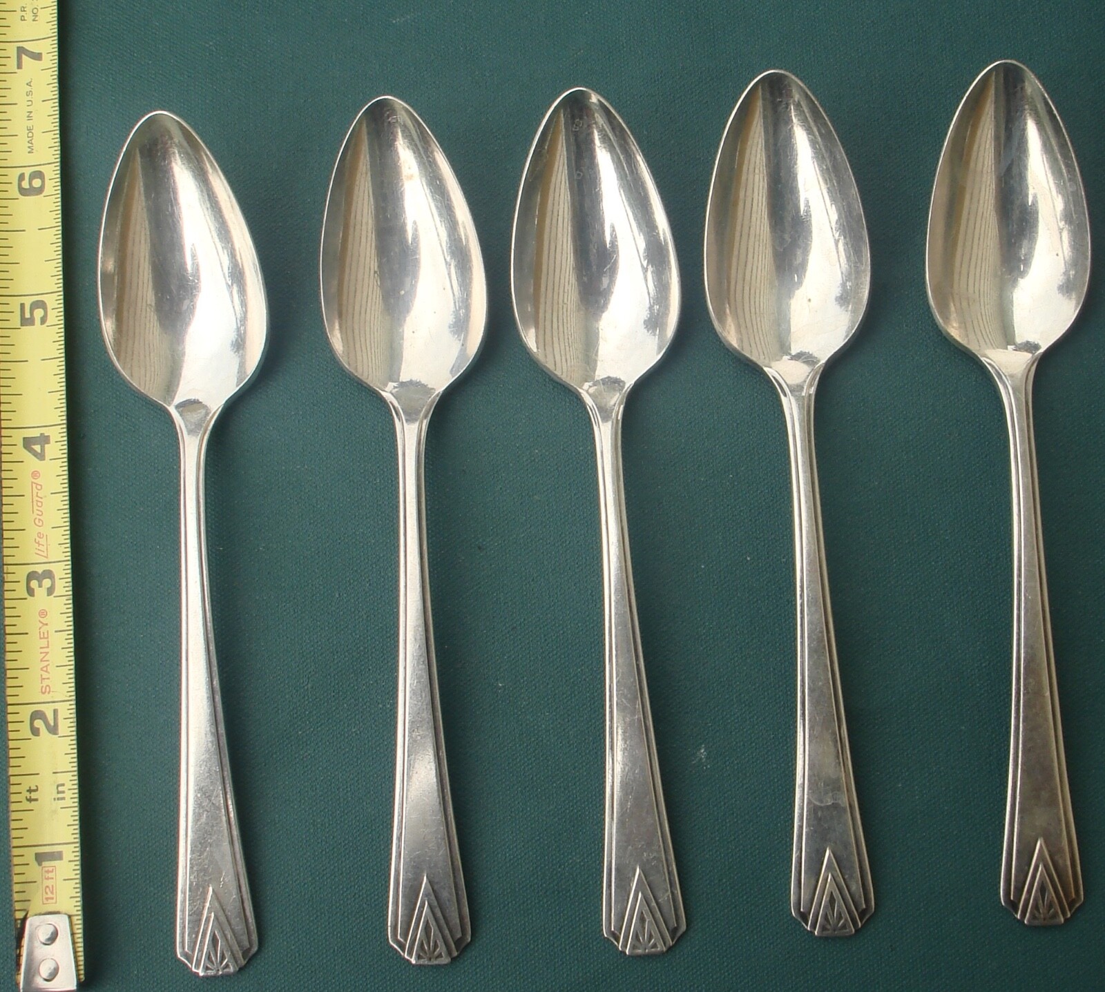 1929 DEAUVILLE 5 Teaspoons 6 1/4″ Community Plate Art Deco Oneida Silverplate
