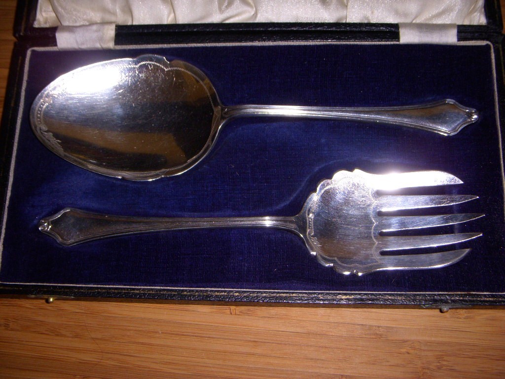 Henry Wilkinson SERVING FORK & BERRY/ CASSEROLE SPOON in PRESENTION CASE