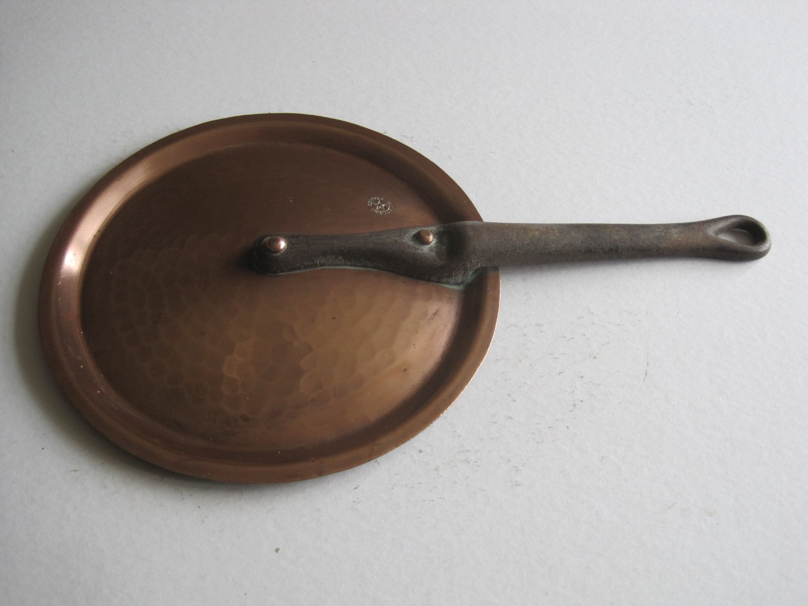 SMALL ANTIQUE FRENCH COPPER PAN LID W/ IRON HANDLE TO SUIT 16.5 CMS DIAMETER PAN