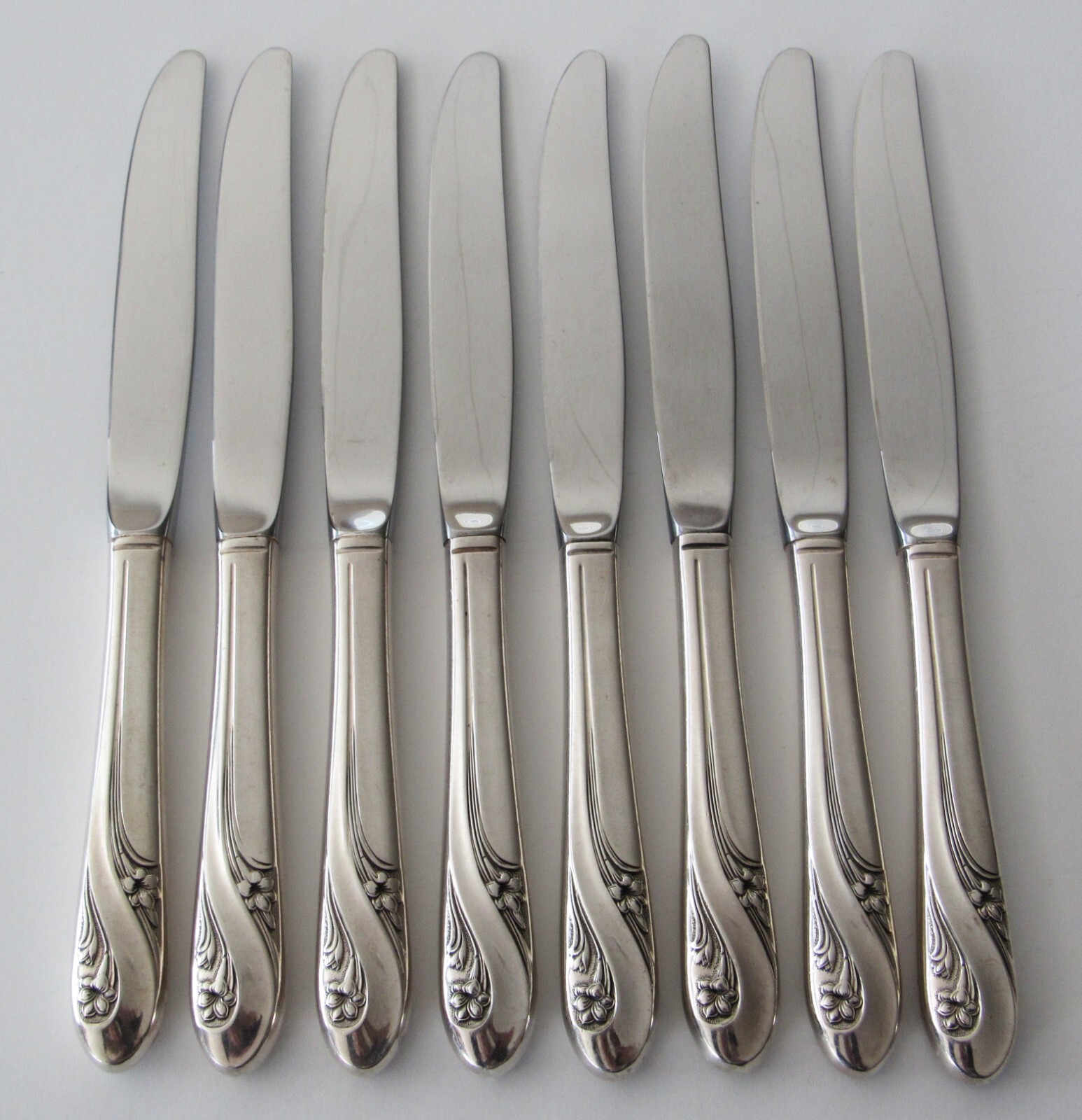 IS Holmes & Edwards ROMANCE Silverplate Flatware 8 DINNER KNIVES 1952