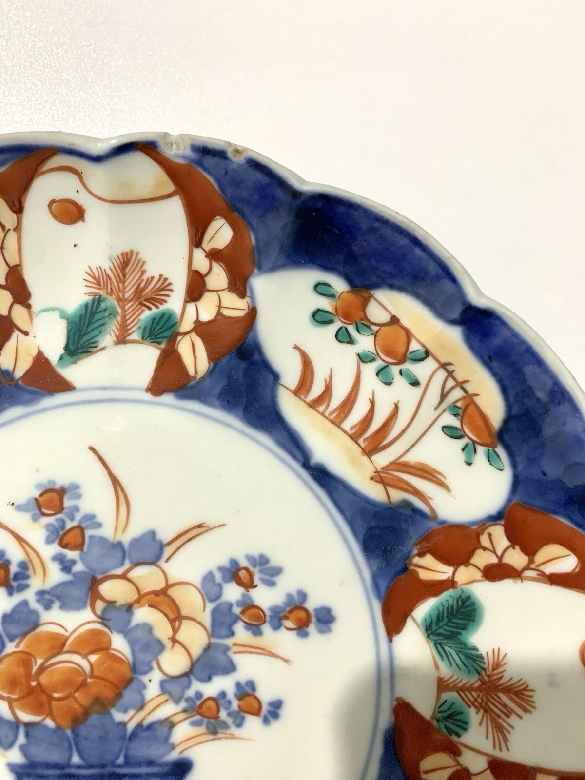 Antique 19th Century Japanese Hand Painted Imari Scalloped Plate 22.5 cm