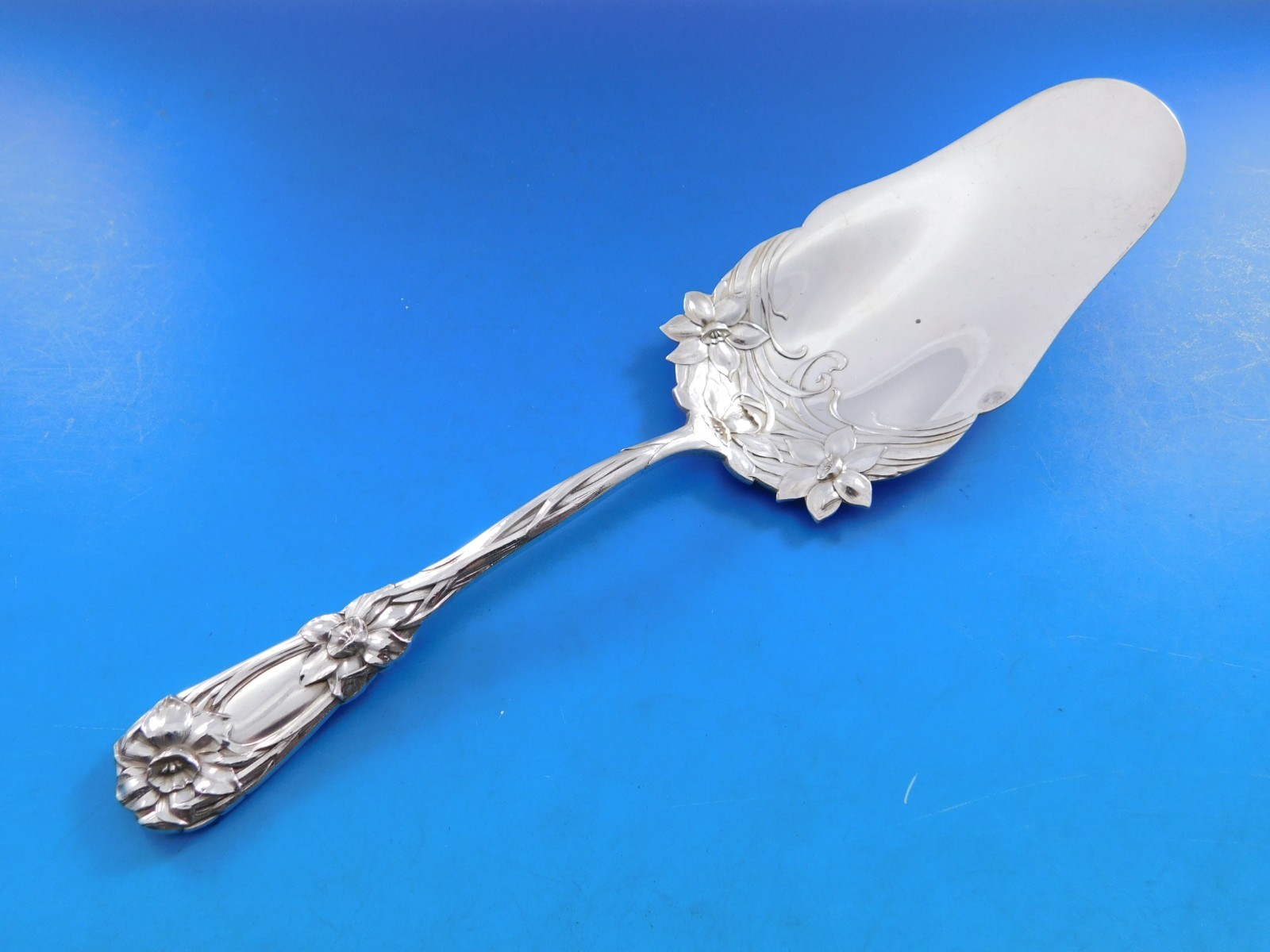 New Art by Durgin Sterling Silver Jelly Cake Server w/Narcissus Daffodils 8 1/4″
