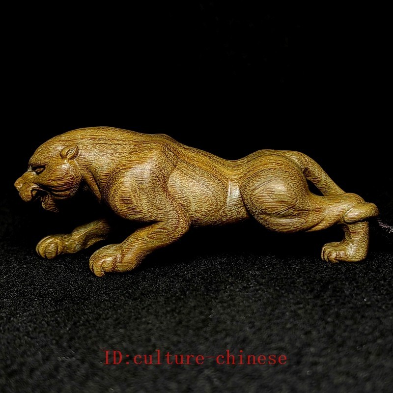 Collection Hand Carved Green Sandalwood Netsuke Figurine Leopard 8.8×3.3×2.8 CM