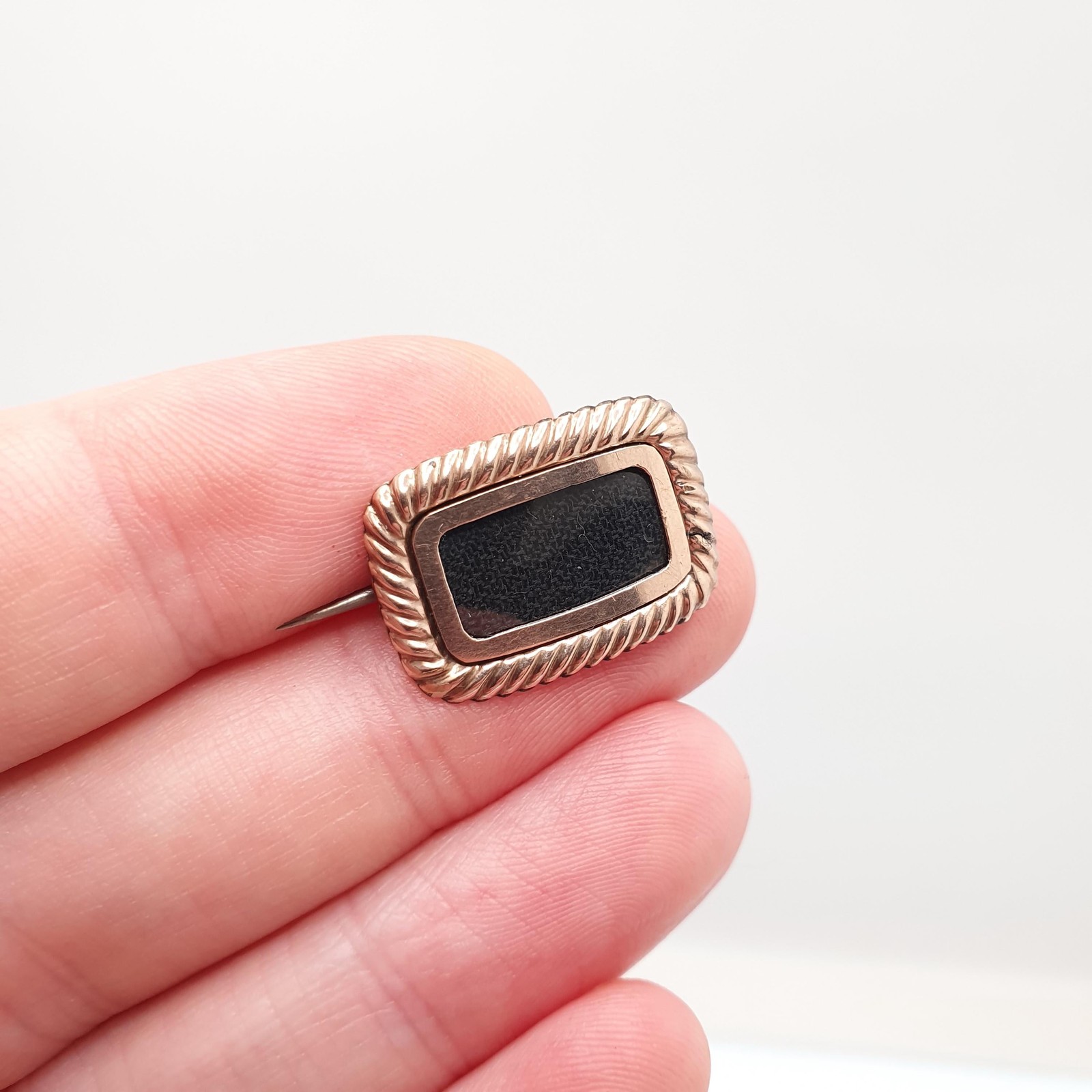 Antique Victorian 9ct Gold Mourning Brooch Locket Chased Border Solid 9k 375