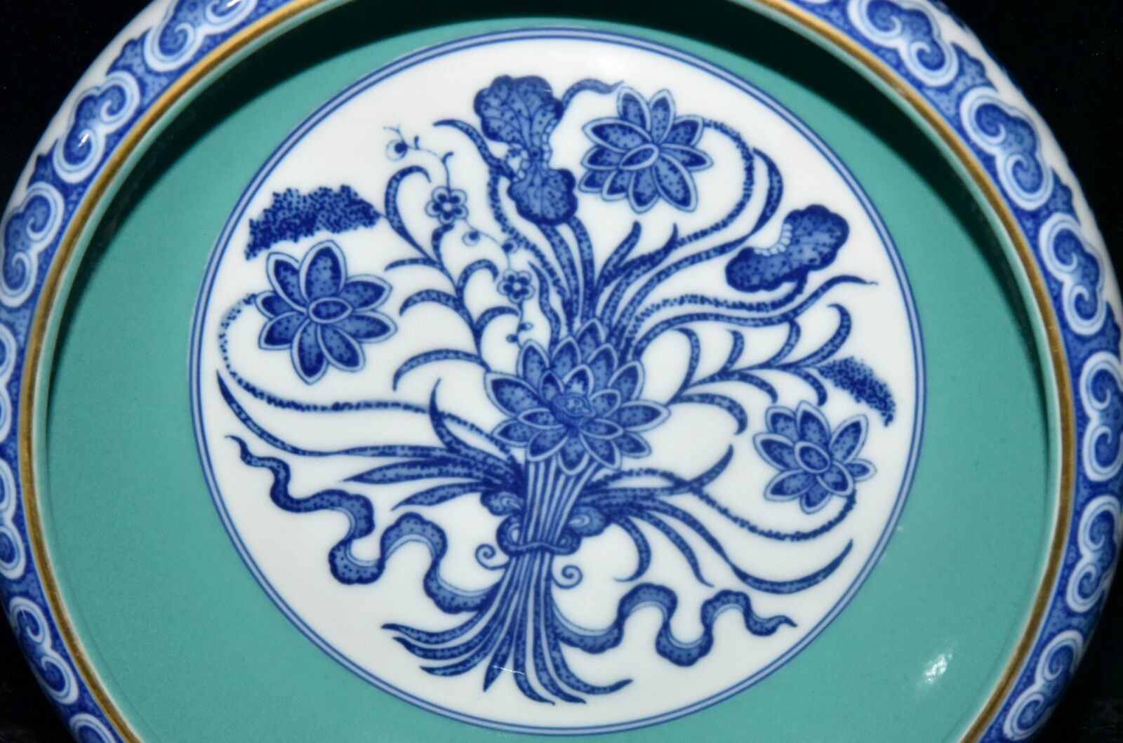 Yongzheng of the Qing Dynasty Blue and white Green glazed lotus pattern pen wash