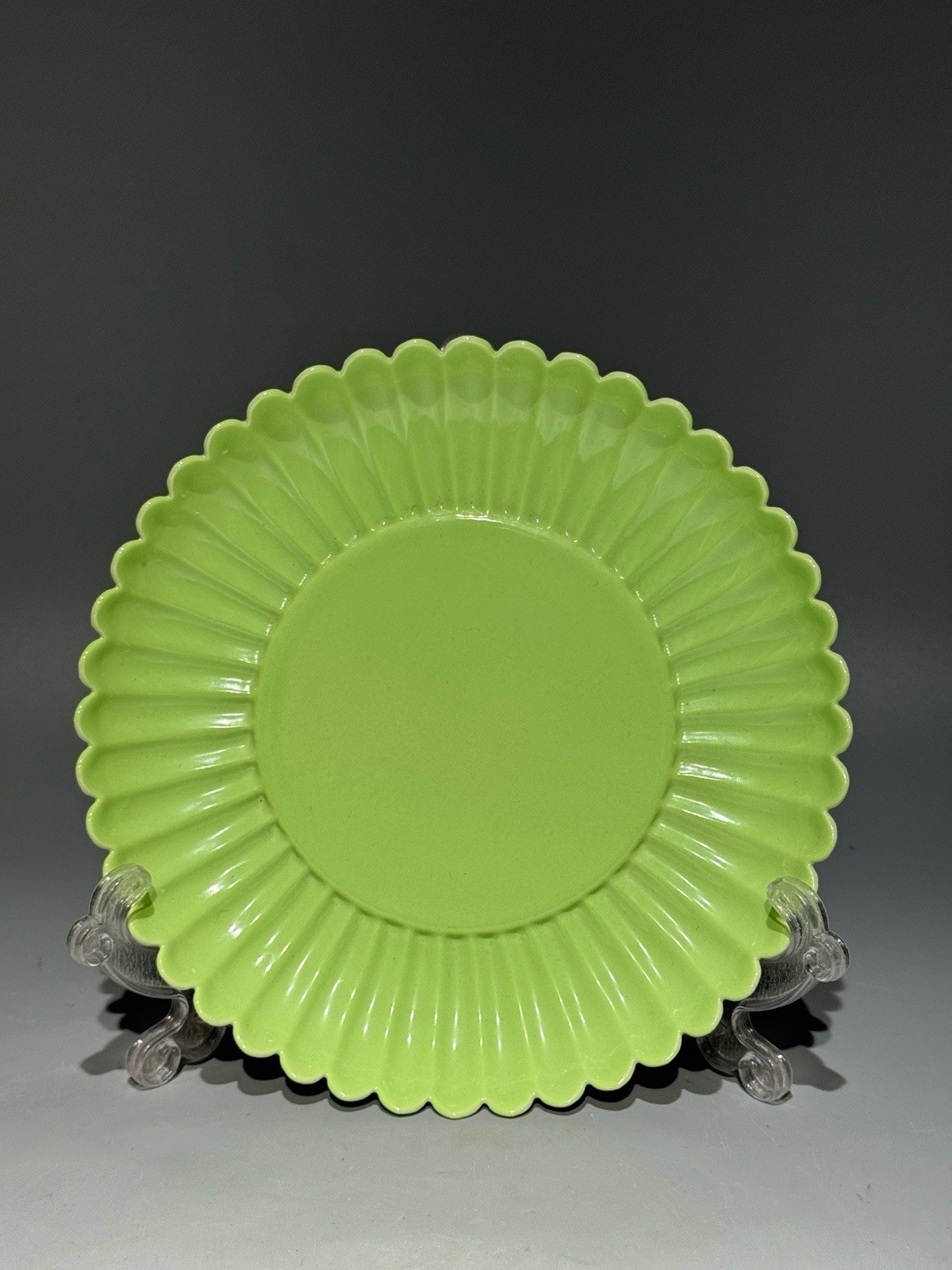 Chinese Apple Green Glazed Porcelain Saucer Qing Dynasty Yongzheng period