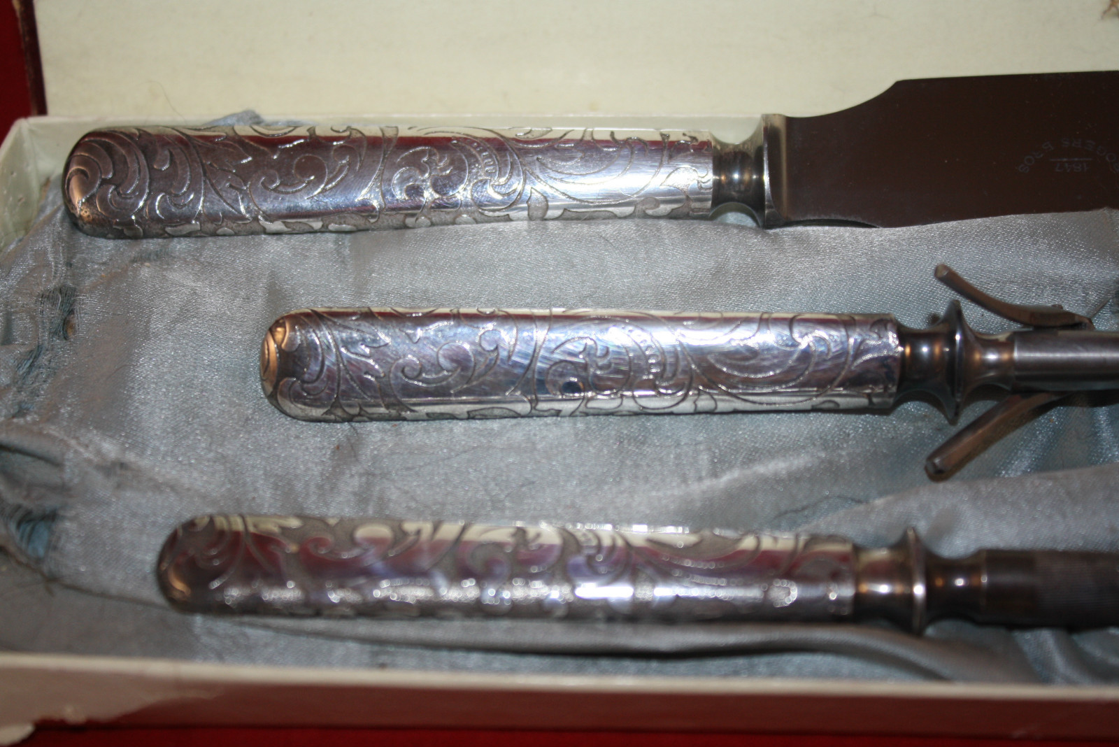 VICTORIAN ROGERS ARABESQUE SILVER PLATED 3 PIECE CARVING SET, ORIGINAL BOX