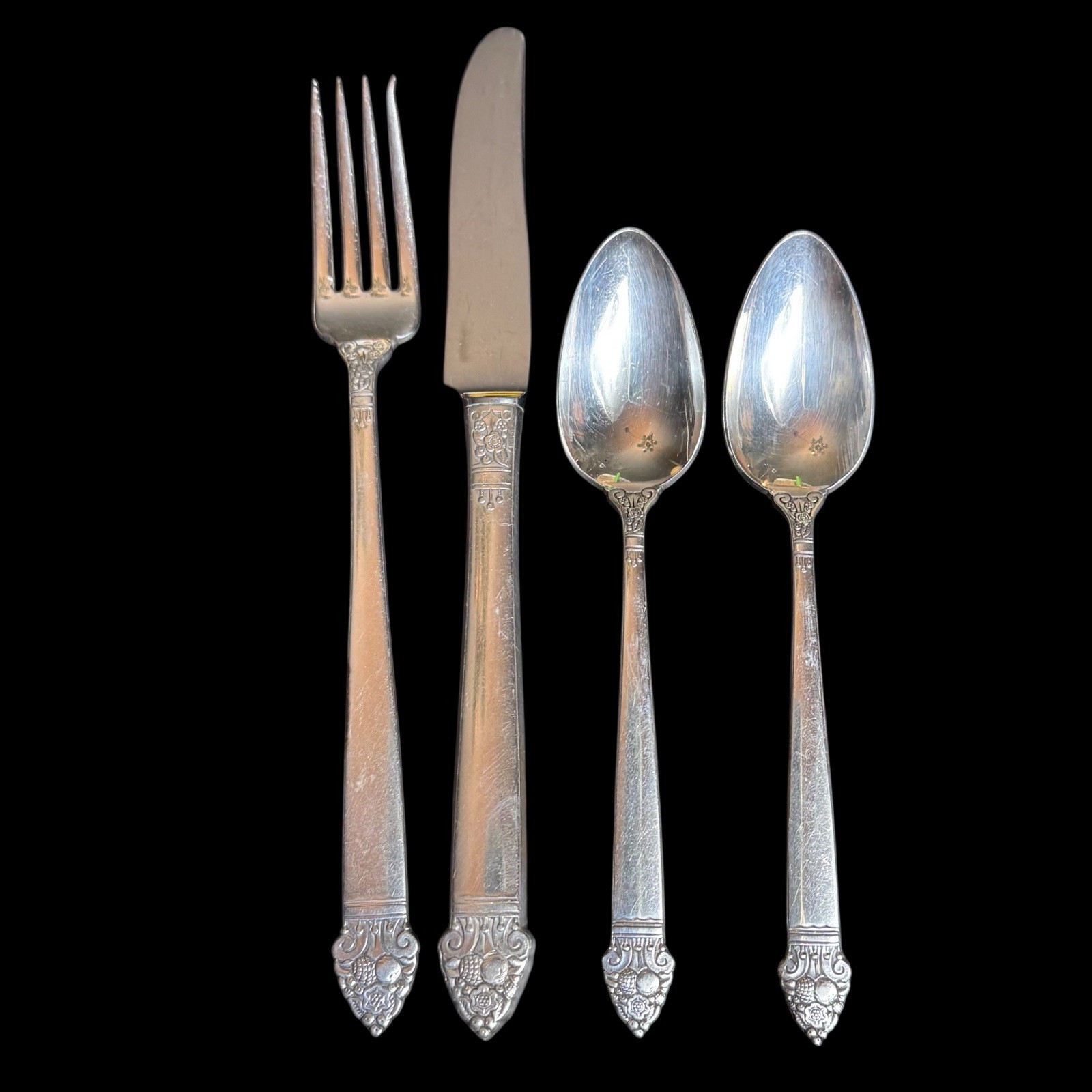 Oneida Silver-plated King Cedric Fruit pattern service for 4 and serving peace’s
