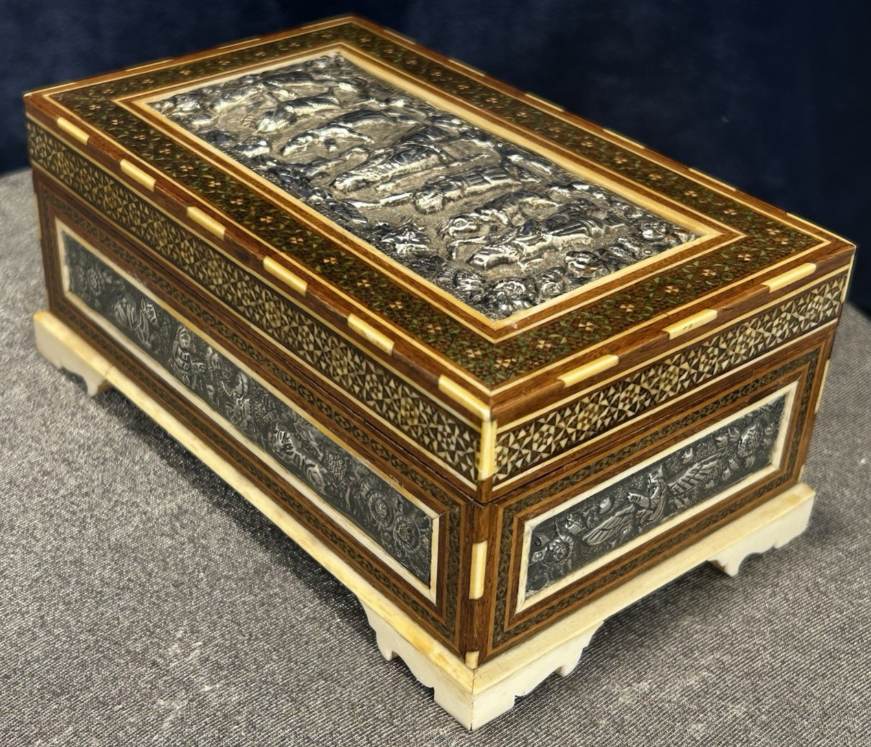 ANTIQUE PERSIAN STERLING SILVER HAMMERED BOX