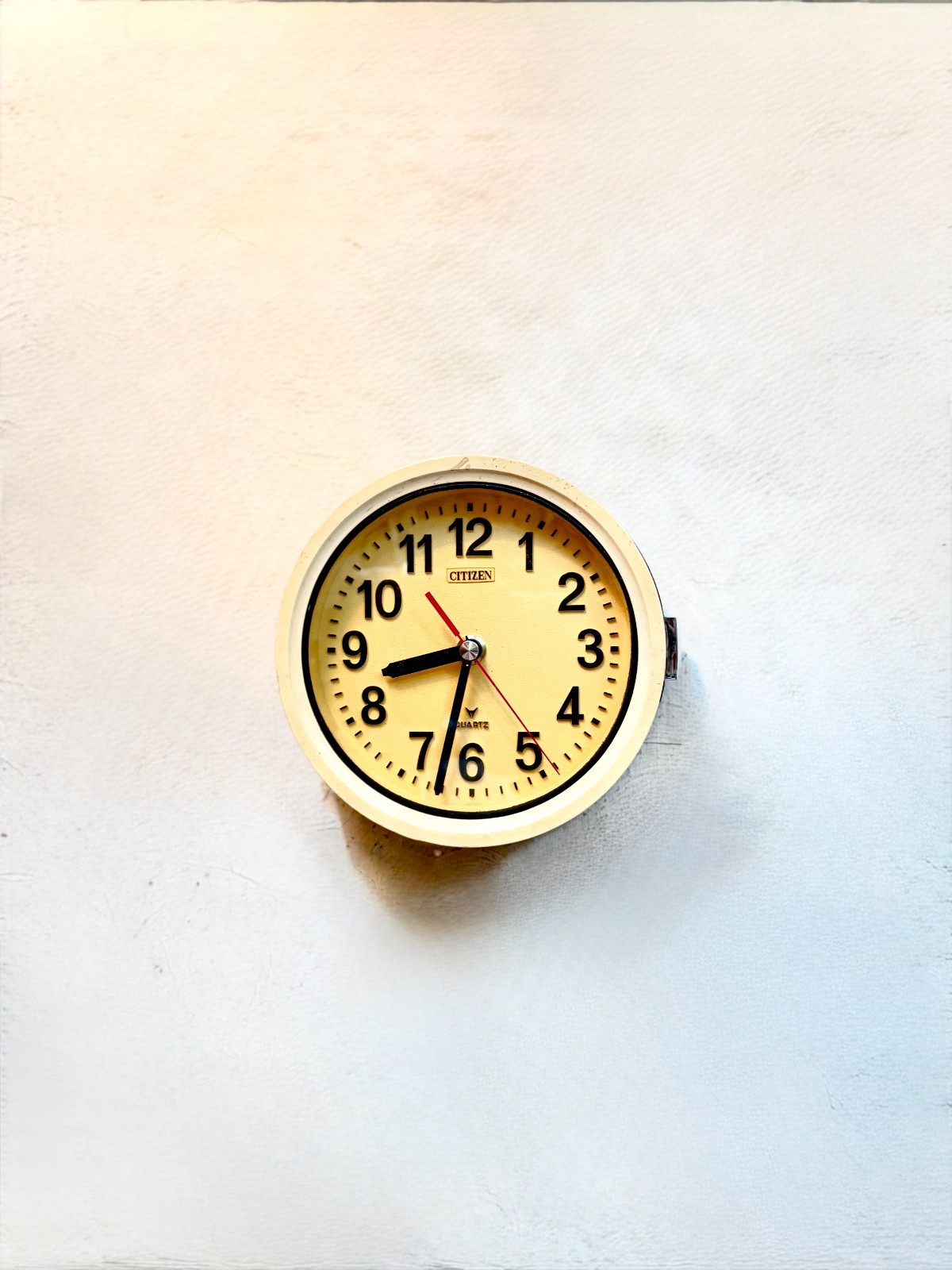 Retro Wall Clock Round Quartz Clock with Bold Numbers Home or Office Decor