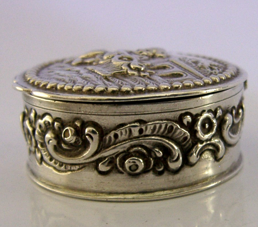 PRETTY BELGIAN SOLID SILVER CHERUB PILL BOX c1930