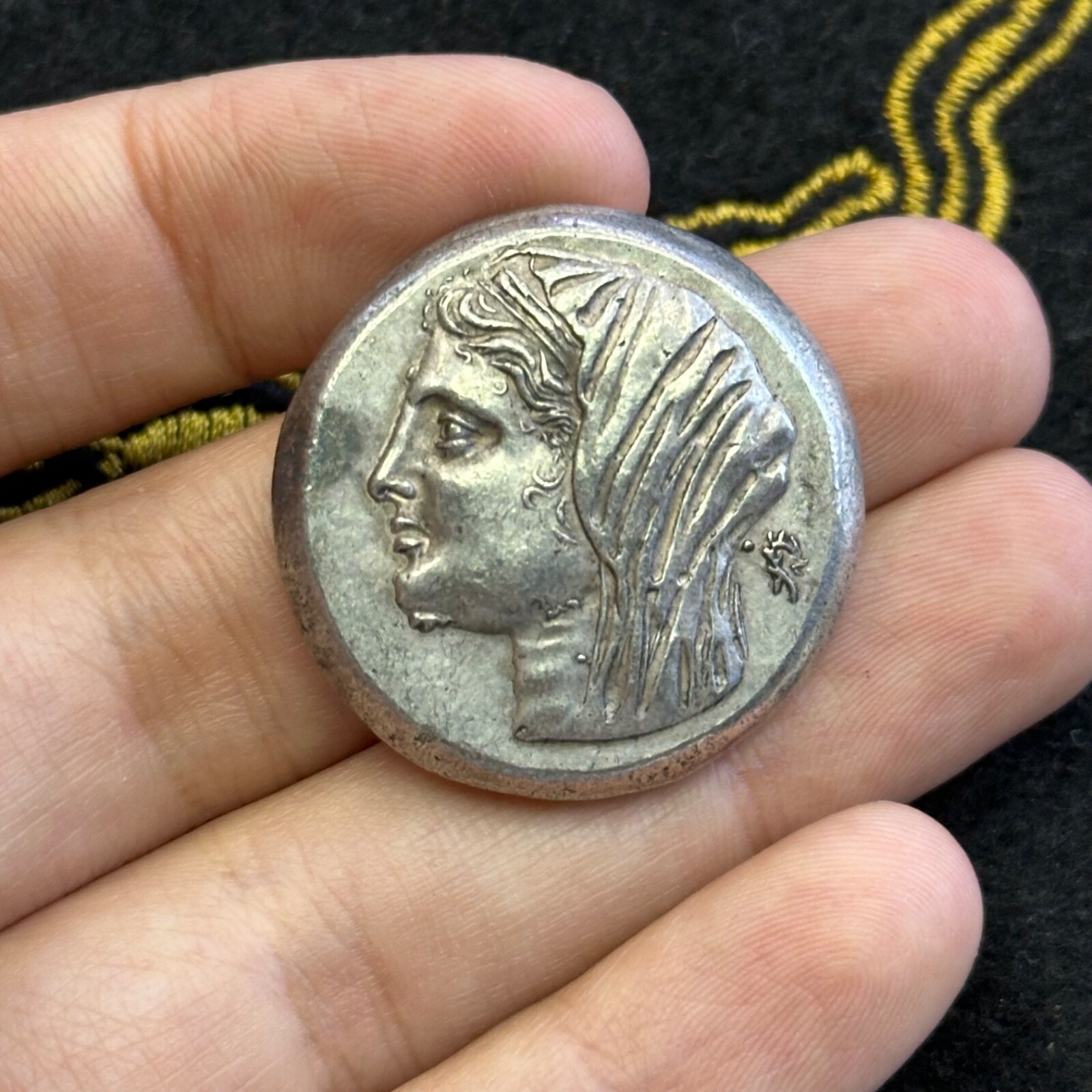 ANCIENT ROMAN GREEK KING ROYAL COIN IN GOOD CONDITION