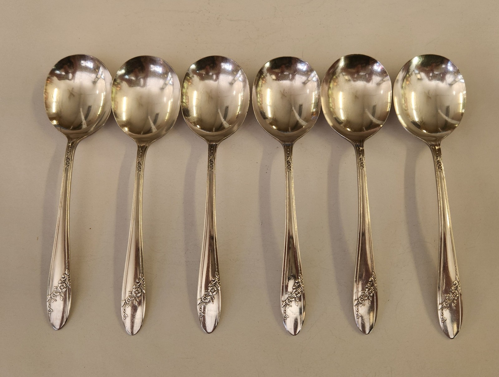6 Oneida Silverplate QUEEN BESS II Tudor Plate Round Soup/Gumbo Spoons 7″ 1946