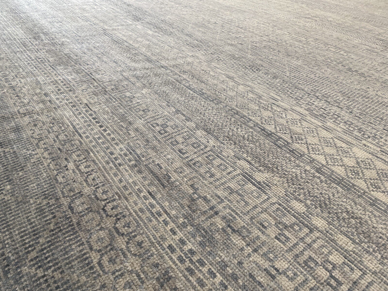 Marvelous Modern – Grass Design – Contemporary Neutral Rug – 12.9 x 20 ft.