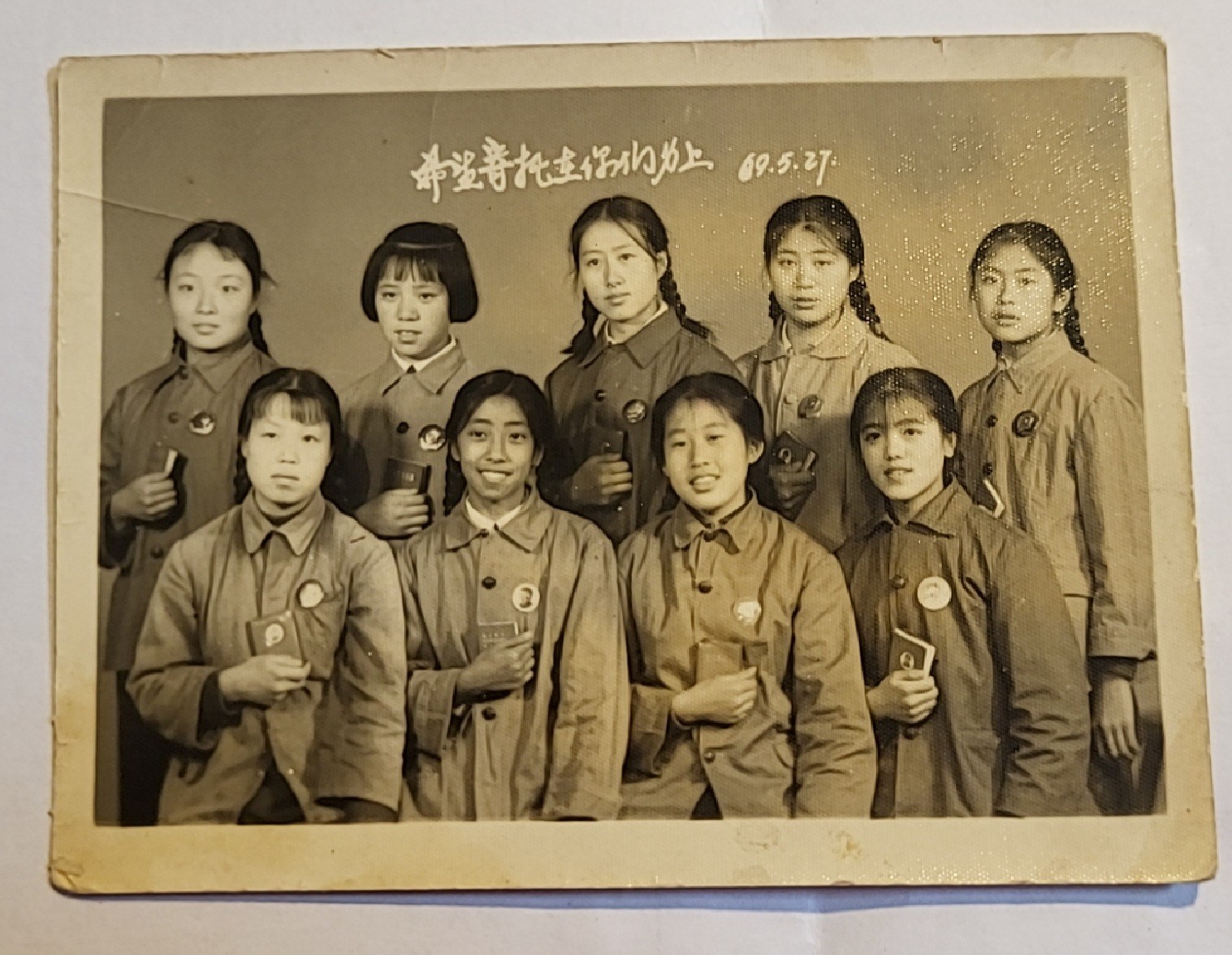 A group photo of female Red Guards 1969 文革一组女红卫兵合影留念 m8-2