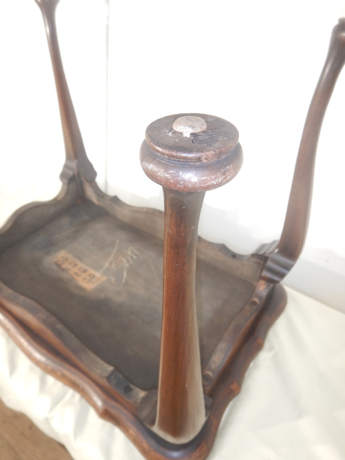 Queen Anne style Oyster veneered top End Table Nightstand Stand Mahogany