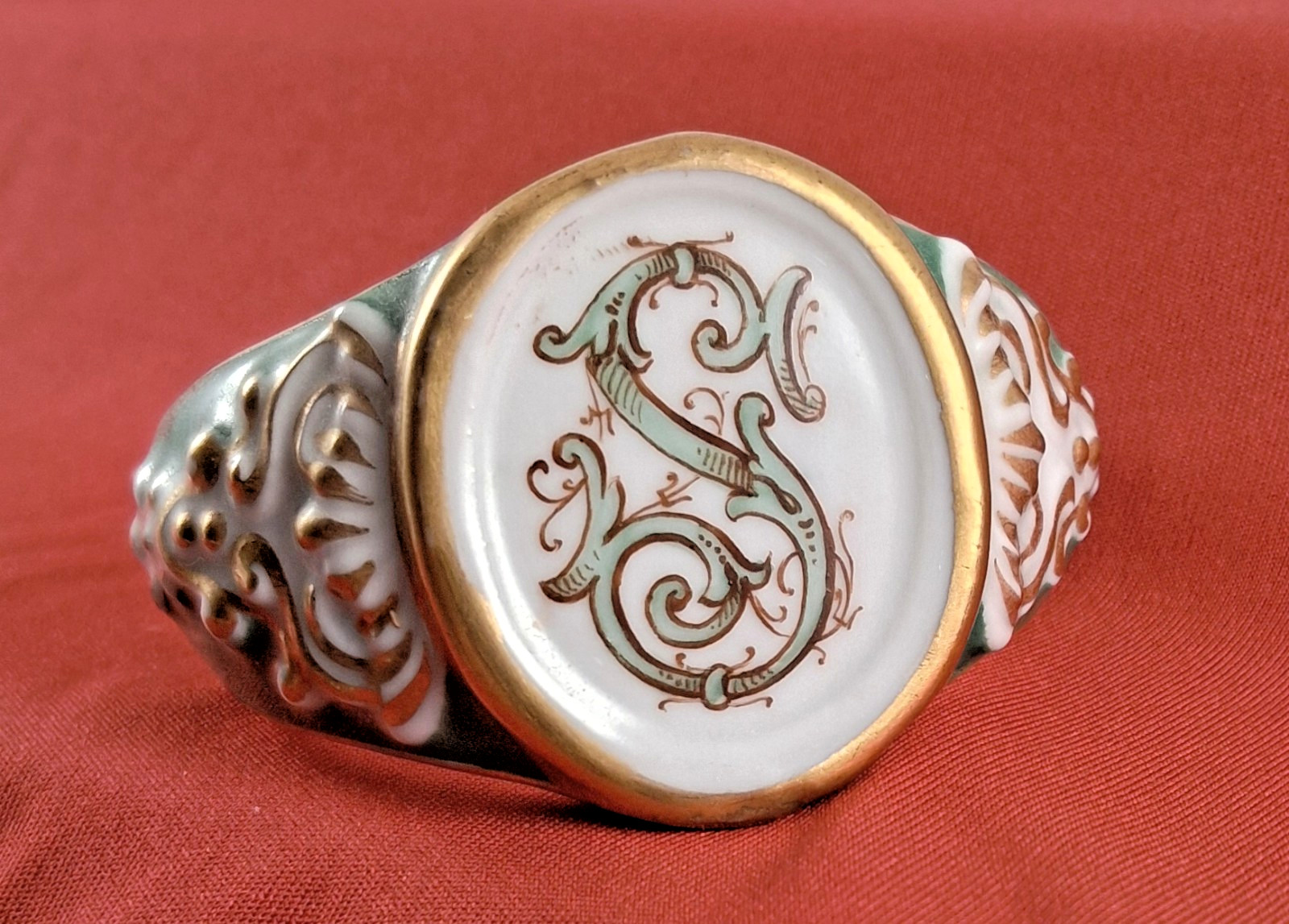 Antique Old Paris Porcelain “S” Napkin Ring, Green & Gold, very good condition