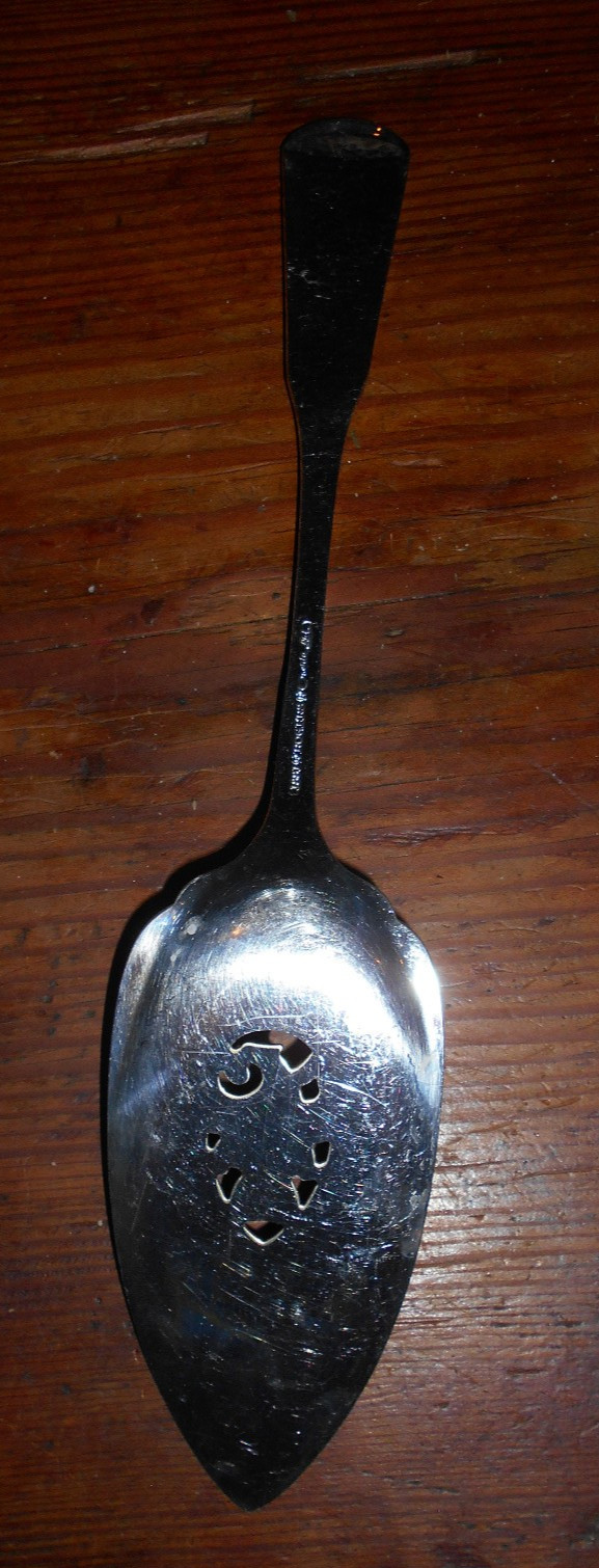 1881 Rogers Oneida Ltd Hammered Pierced Bicentennial 1776-1976 Cake Pie Server