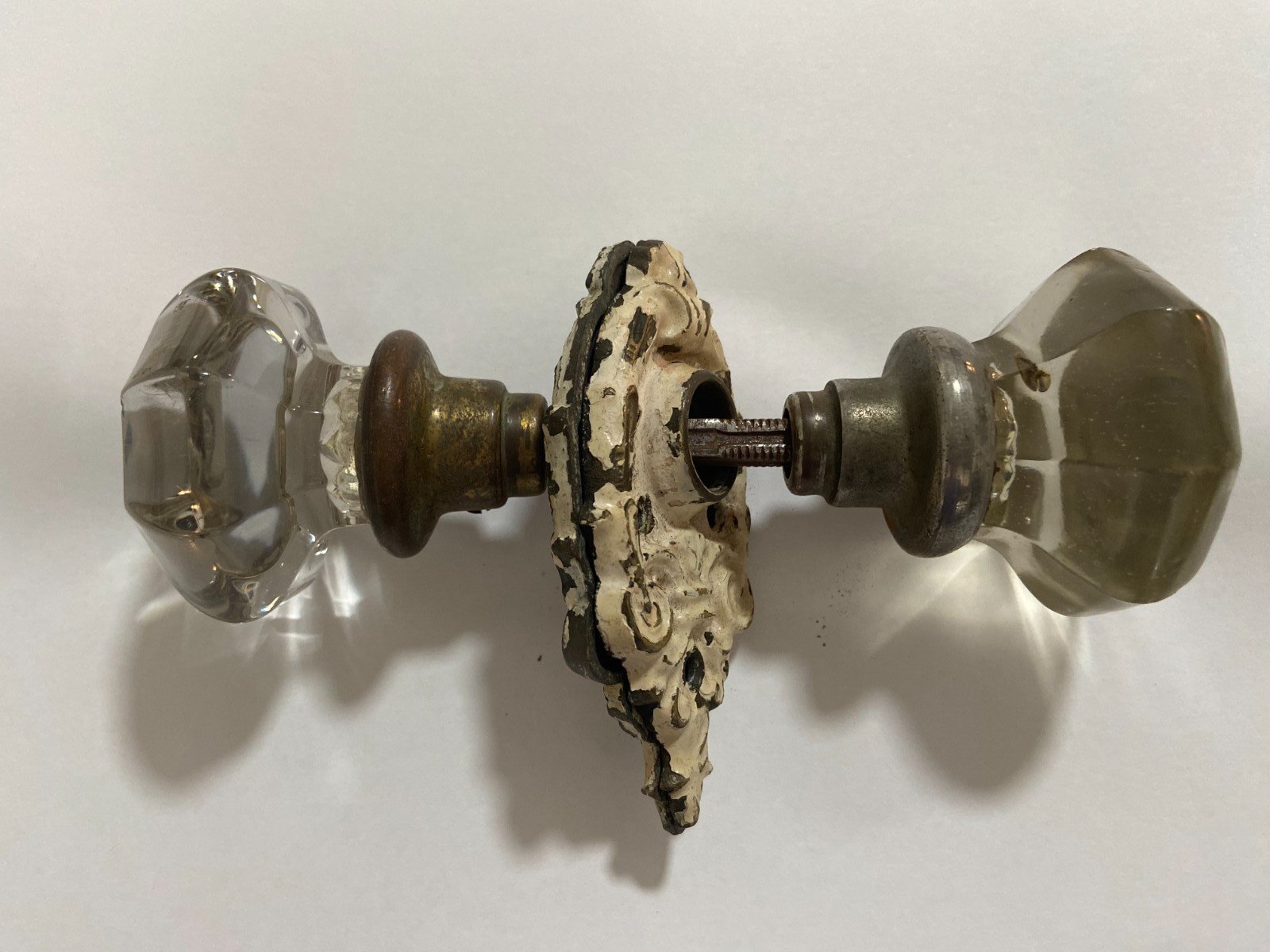 Antique Vtg Glass & Brass Door Knobs W/ Decorative Metal Door Plates & Spindle