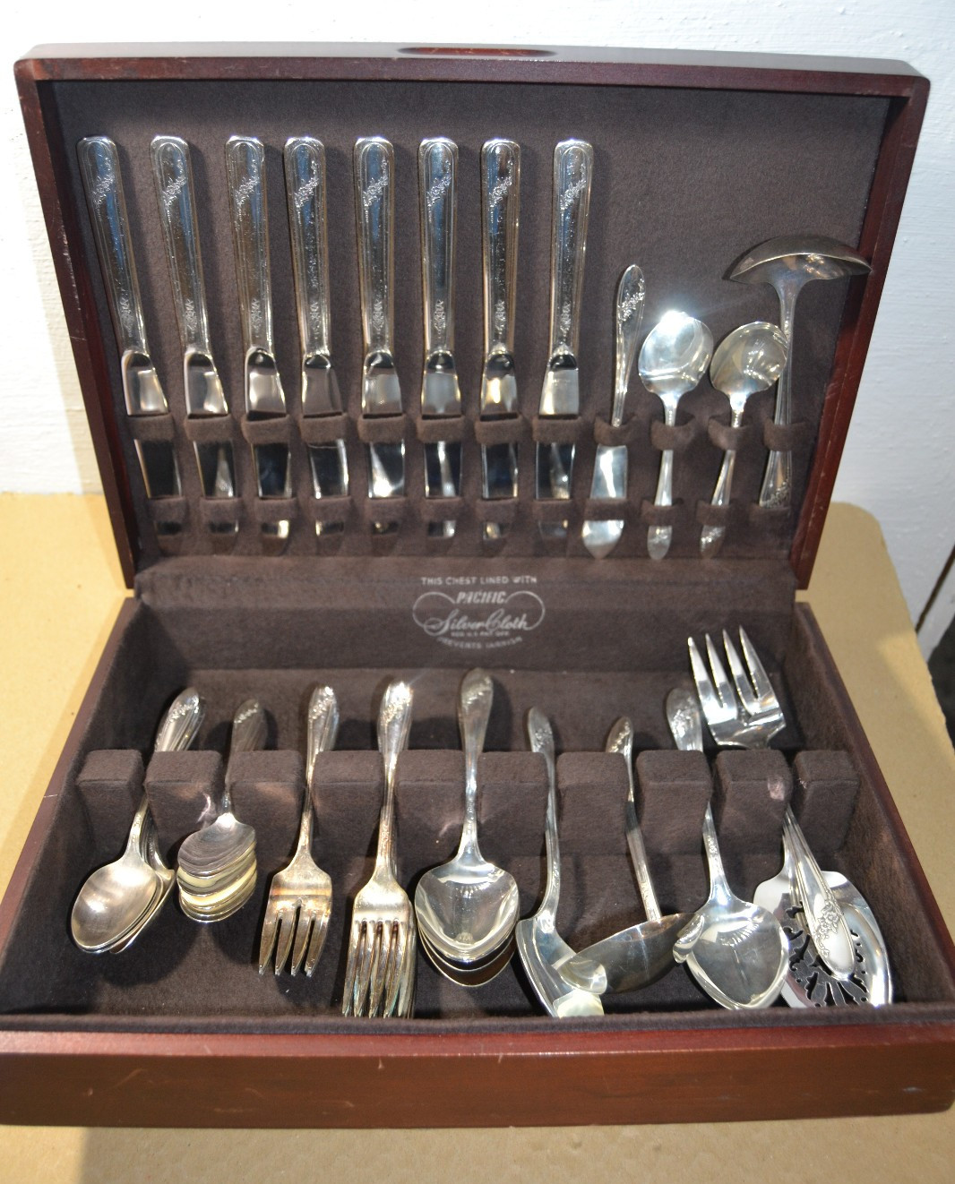 Vintage Tudor Plate Oneida Community QUEEN BESS Flatware W/ Wooden Case 47 pc.