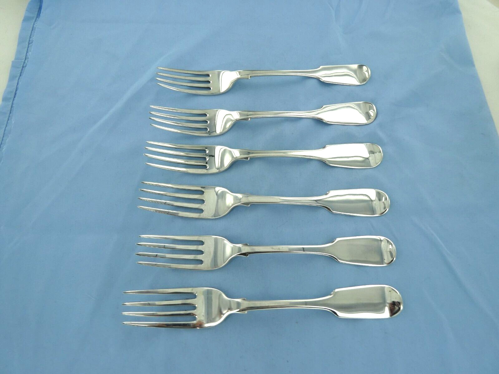 AN ANTIQUE STERLING SILVER SET OF SIX FIDDLE BACK DINNER FORKS, LONDON 1837.
