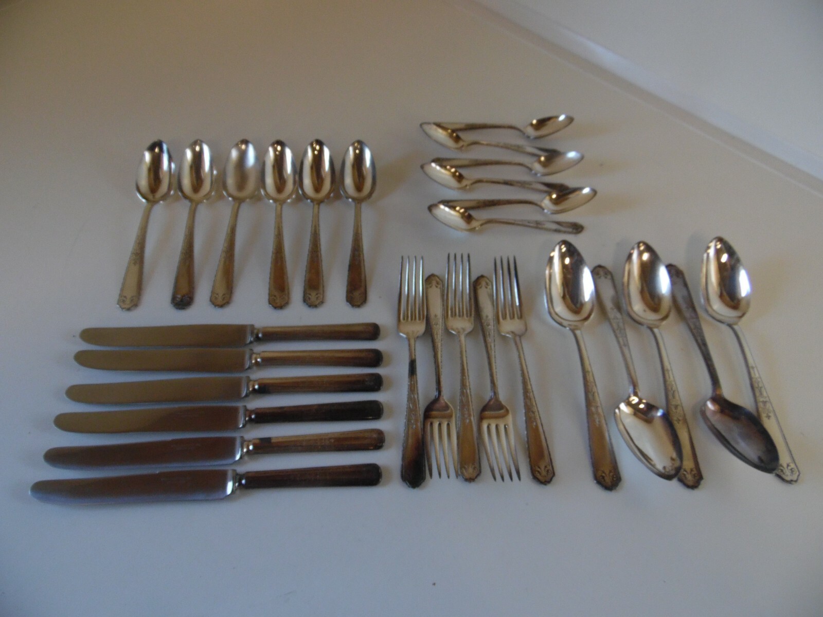 28 pieces of Wallingford Co Silverplate flatware sharon pattern