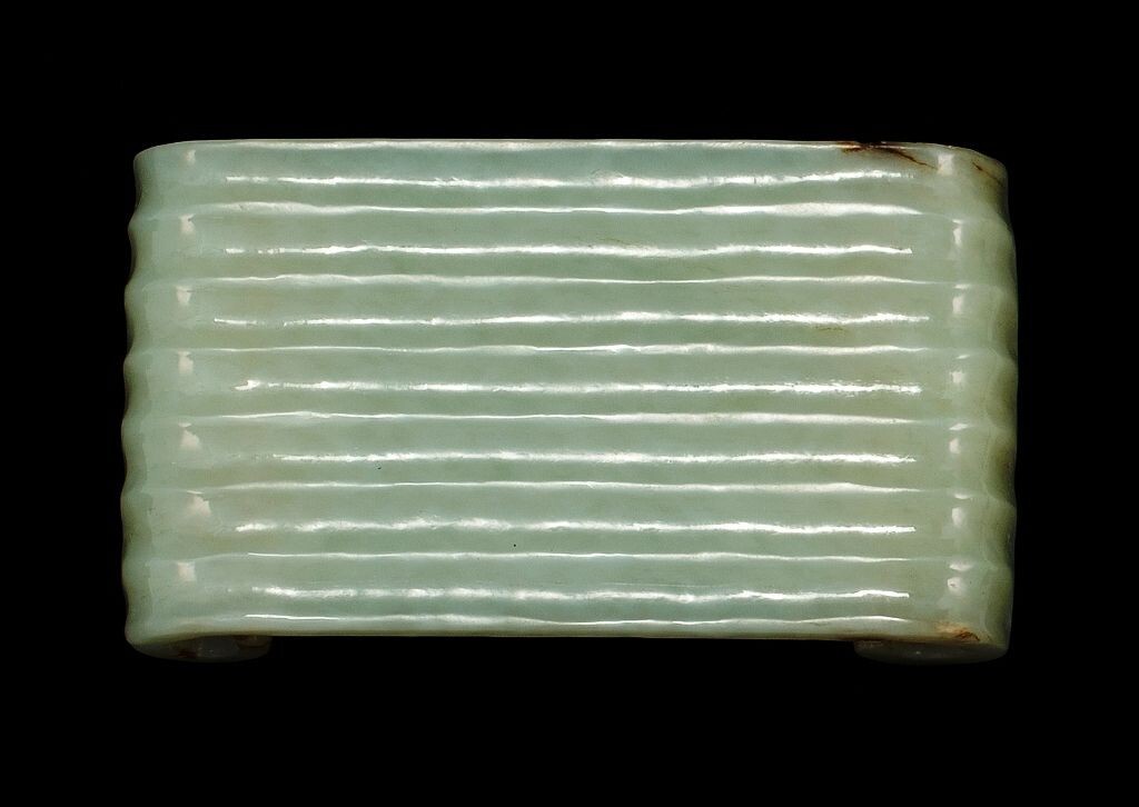 Jade054 Antique Estate jade wrist rest in ribbed scroll form. 19th/20th century