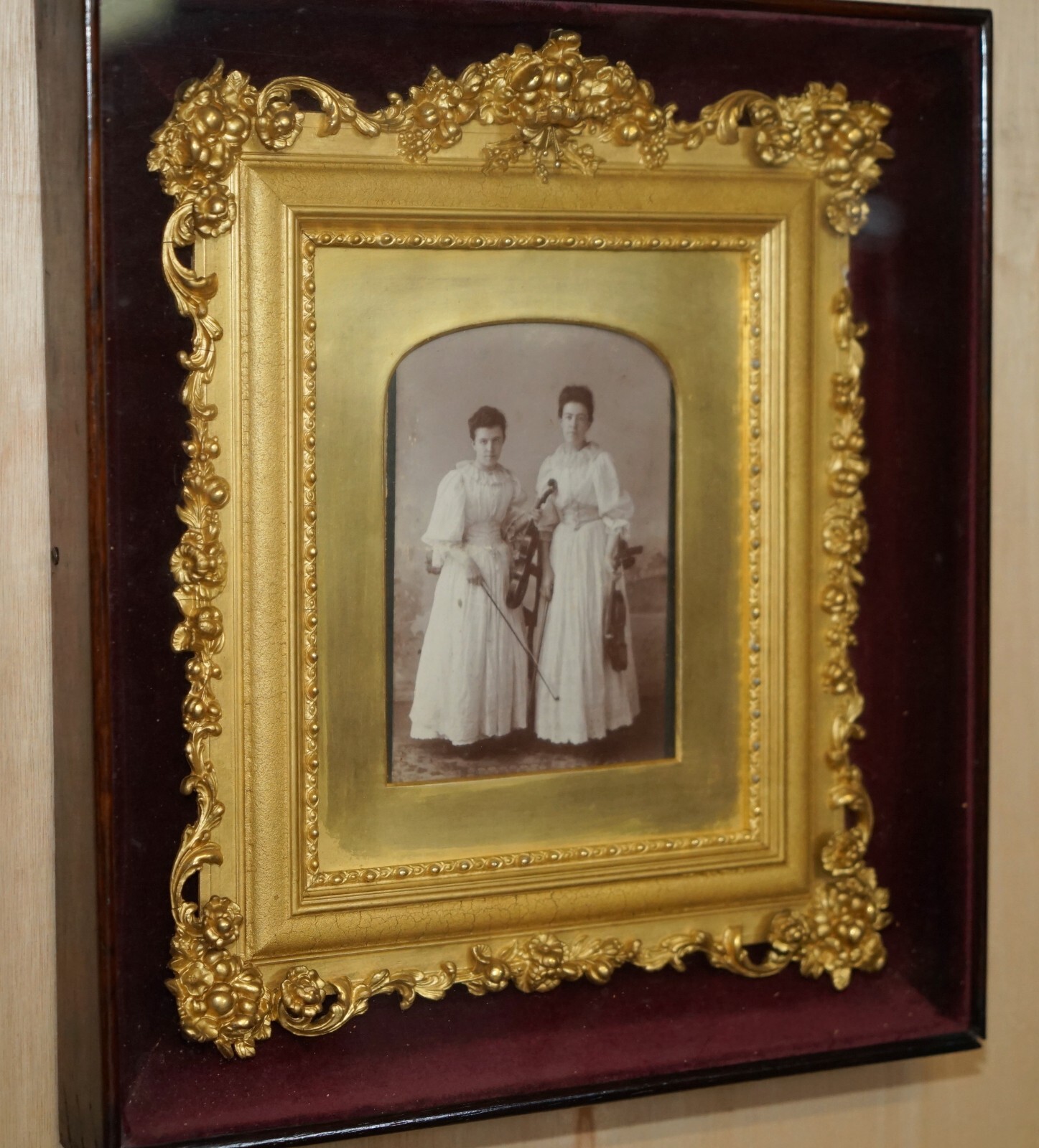 ANTIQUE VICTORIAN VIOLINISTS PHOTO & PERIOD FRAME CASED INSIDE DISPLAY CASE